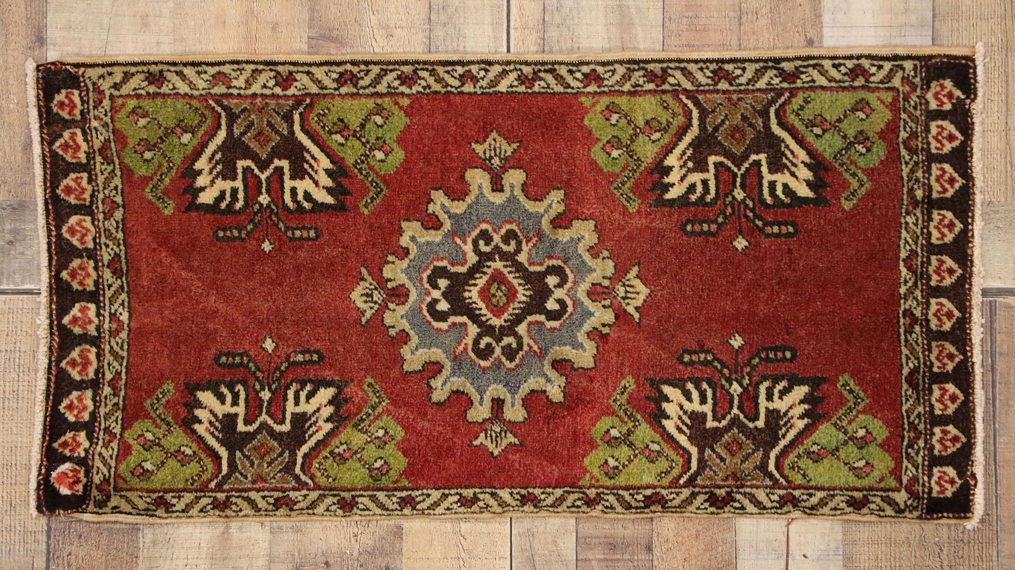 Türkischer Teppich im Vintage-Stil: Timeless Appeal trifft auf stilvolle Langlebigkeit im Angebot 1