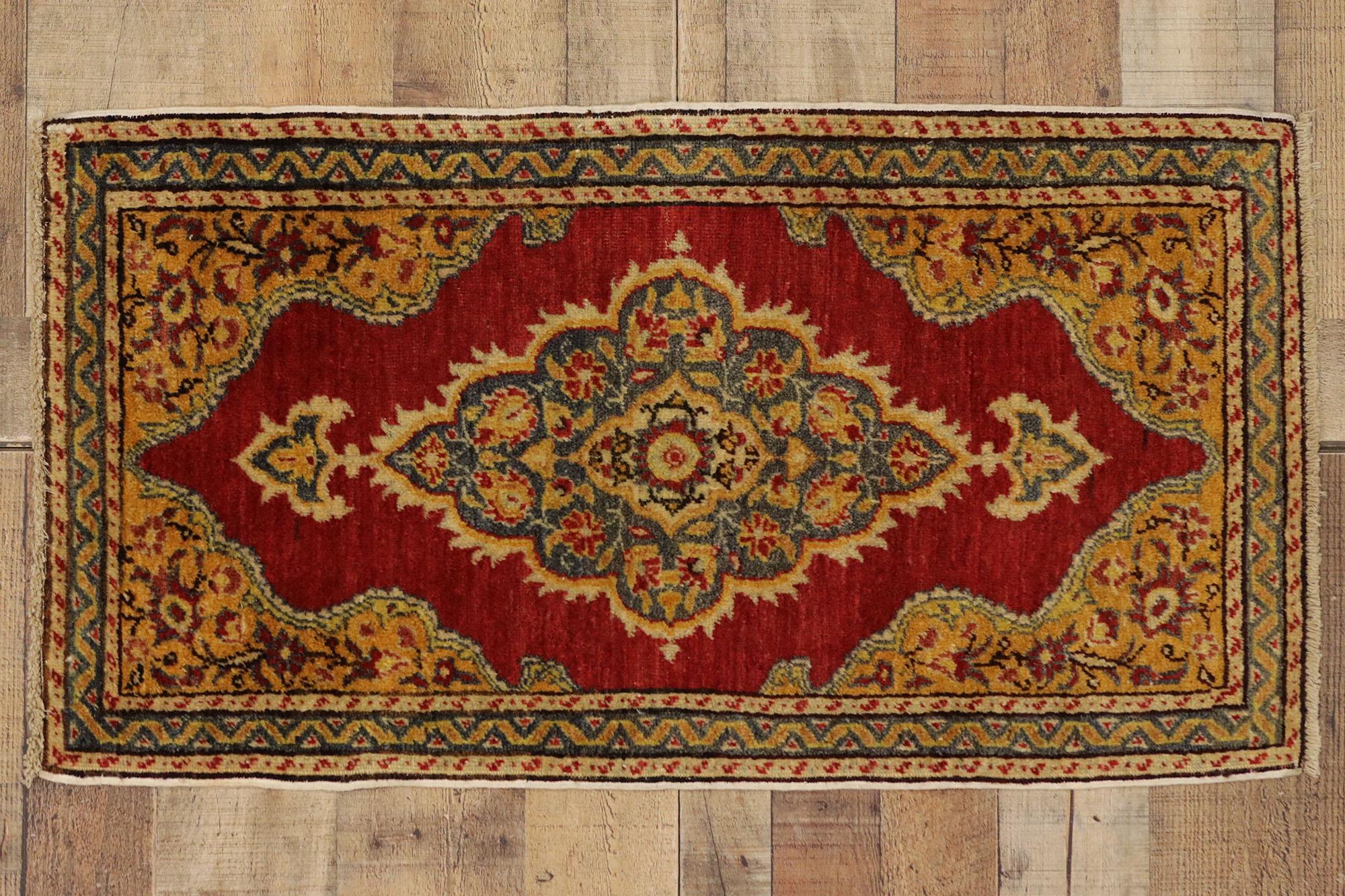 Türkischer Teppich im Vintage-Stil: Timeless Appeal trifft auf stilvolle Langlebigkeit im Angebot 1