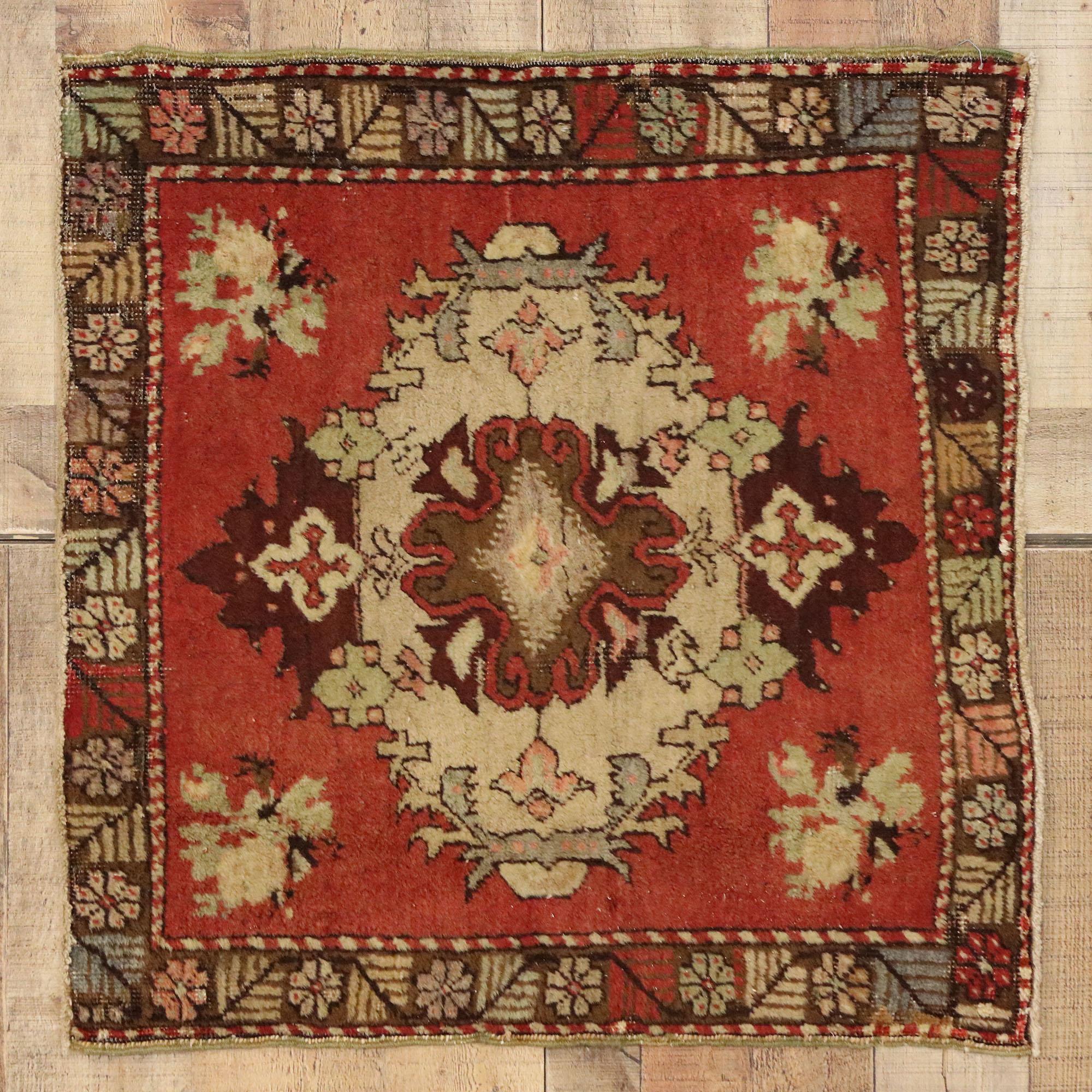 Türkischer Teppich im Vintage-Stil: Timeless Appeal trifft auf stilvolle Langlebigkeit im Angebot 1