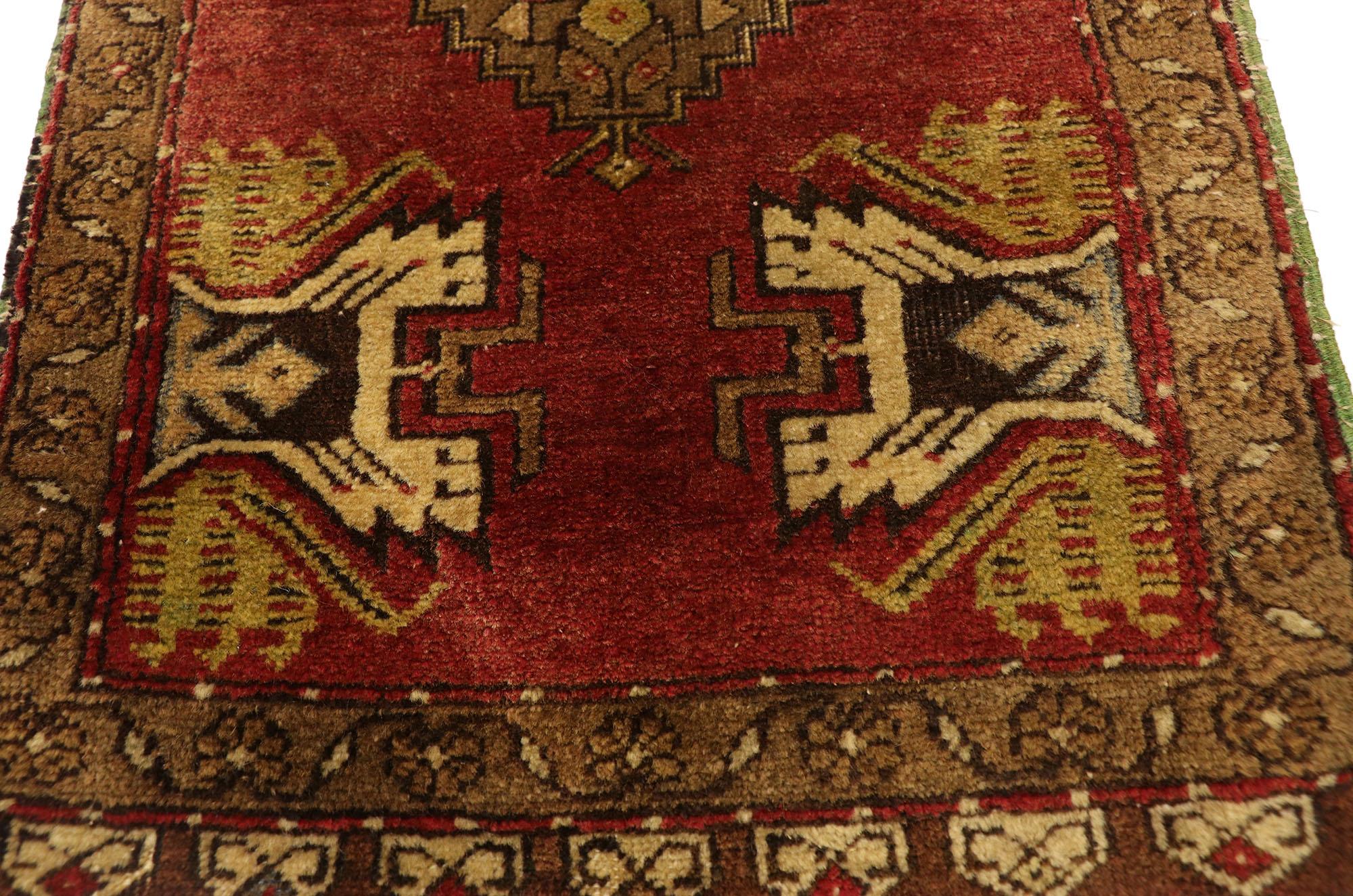Türkischer Teppich im Vintage-Stil: Timeless Appeal trifft auf stilvolle Langlebigkeit im Angebot 1