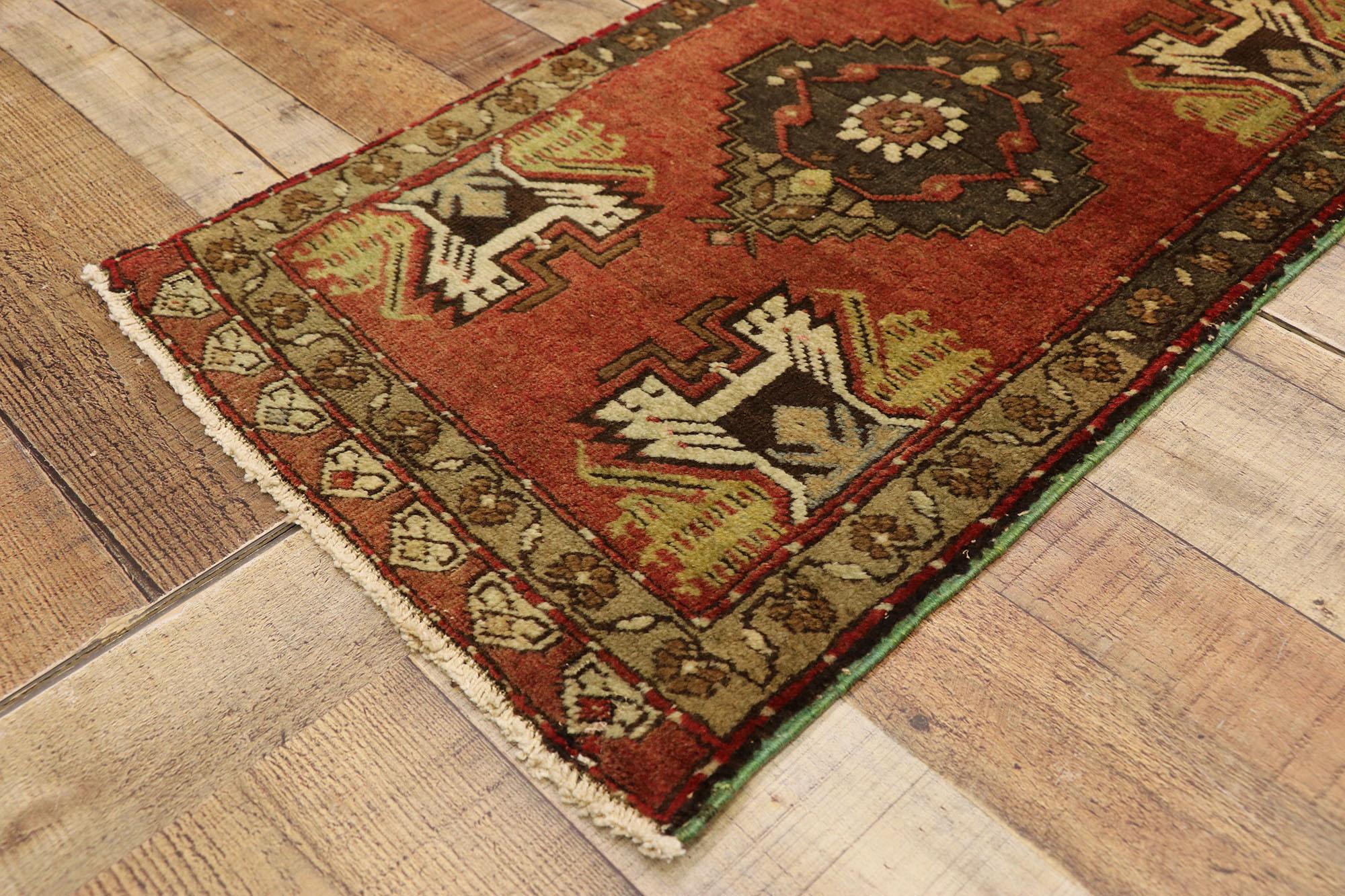Türkischer Teppich im Vintage-Stil: Timeless Appeal trifft auf stilvolle Langlebigkeit im Angebot 1