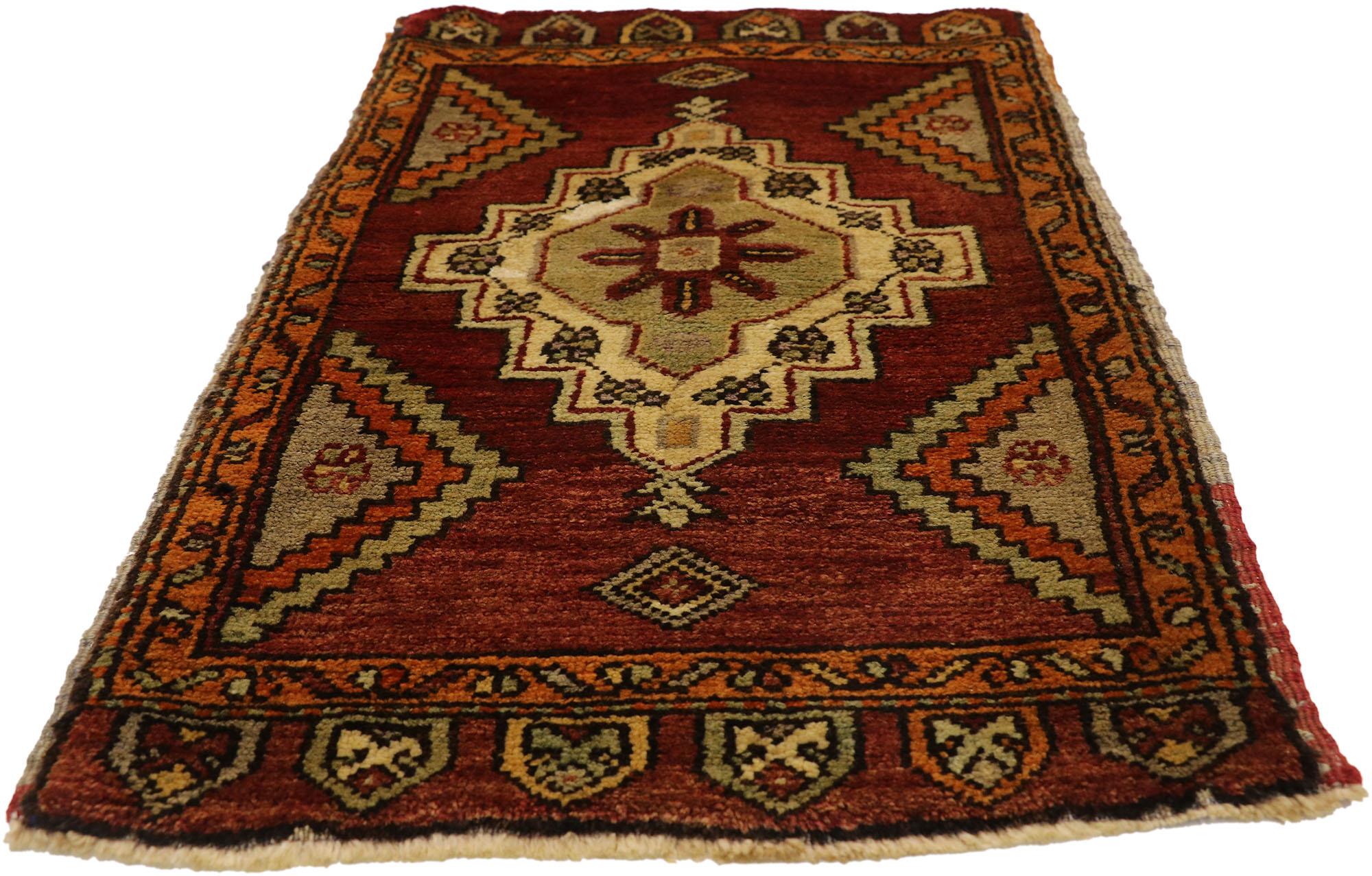 Türkischer Teppich im Vintage-Stil: Timeless Appeal trifft auf stilvolle Langlebigkeit im Angebot 1