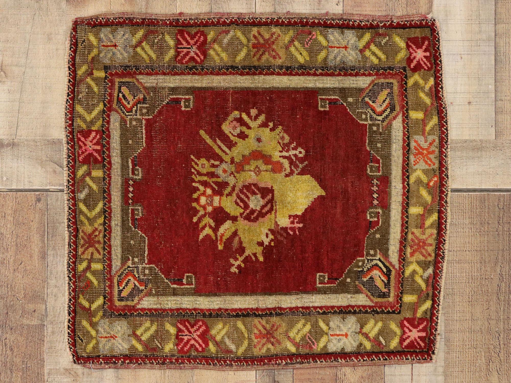 Türkischer Teppich im Vintage-Stil: Timeless Appeal trifft auf stilvolle Langlebigkeit im Angebot 1