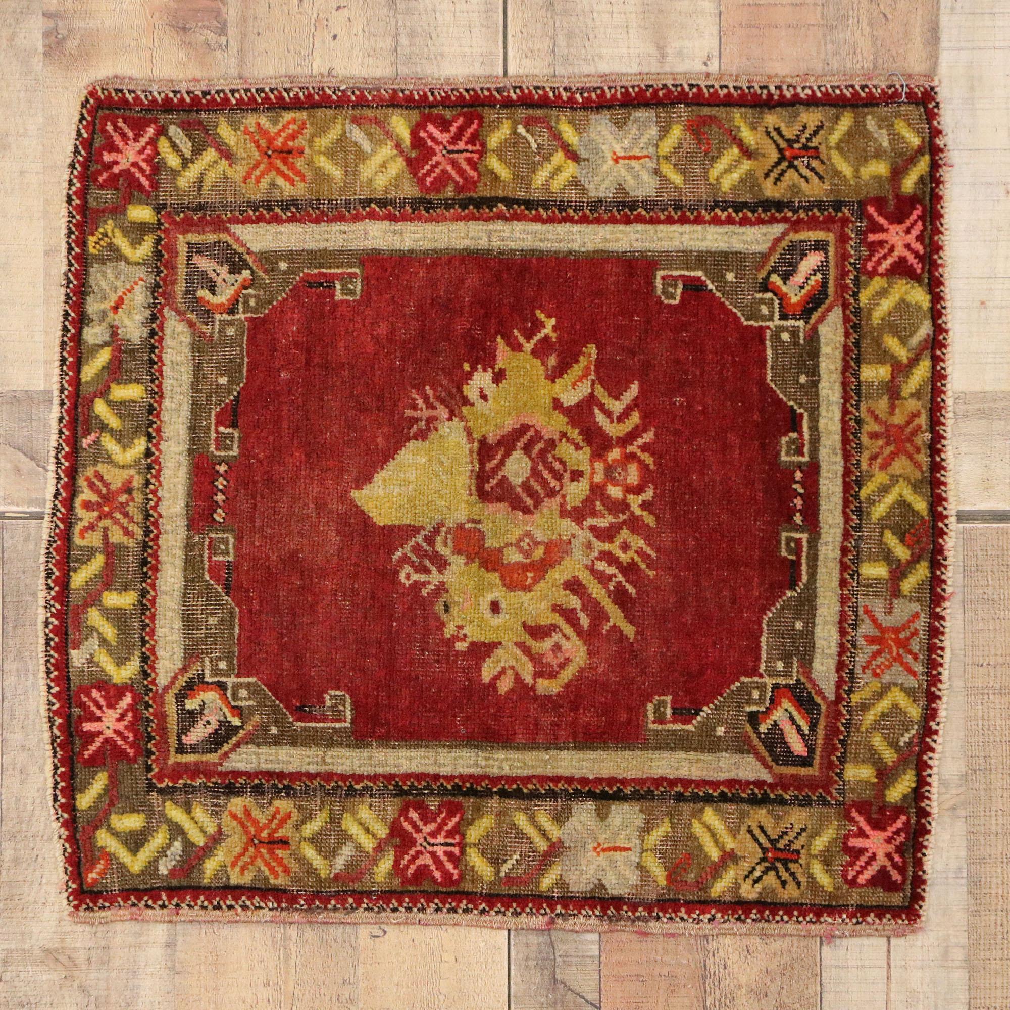 Türkischer Teppich im Vintage-Stil: Timeless Appeal trifft auf stilvolle Langlebigkeit im Angebot 1