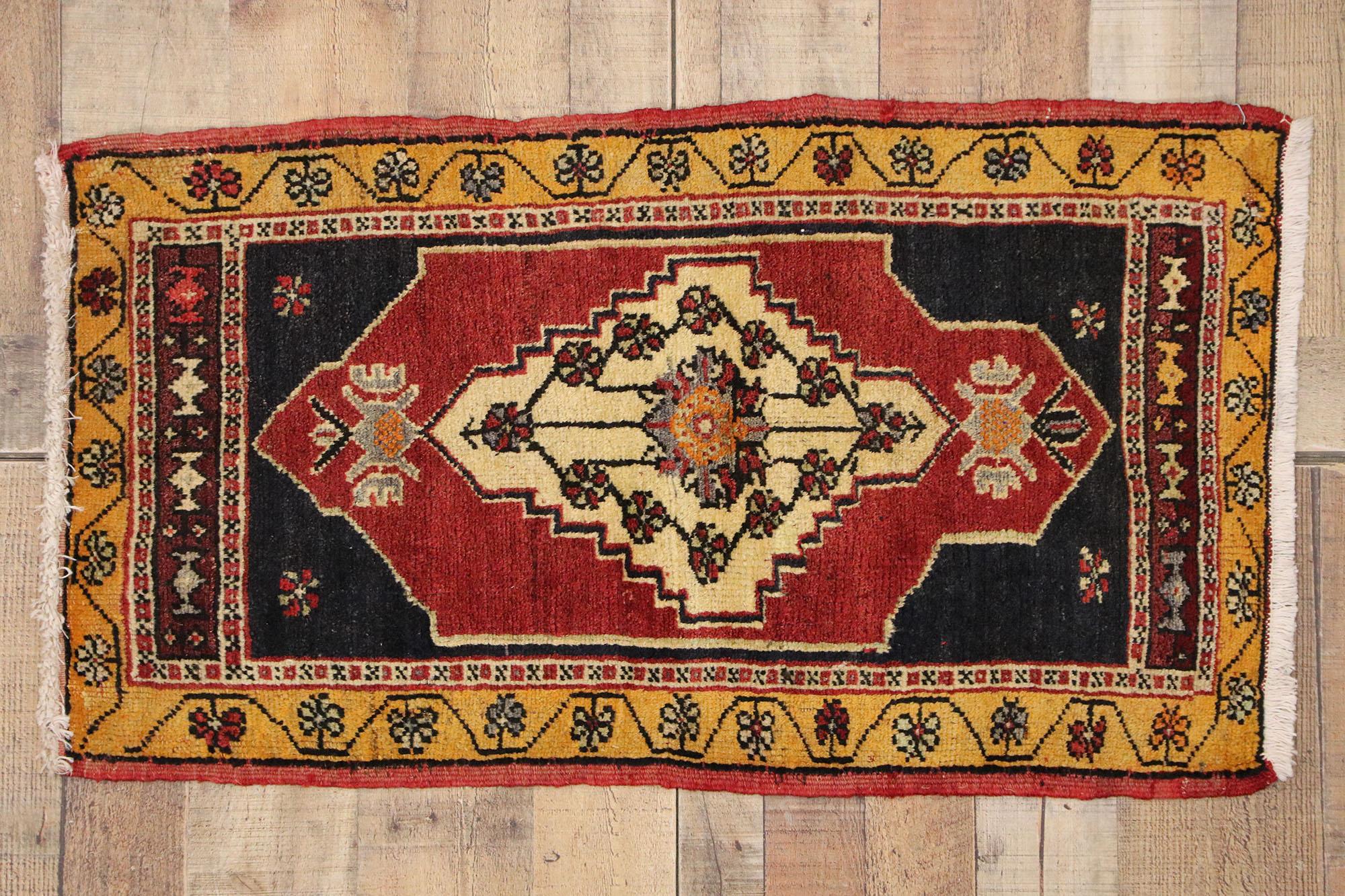 Türkischer Teppich im Vintage-Stil: Timeless Appeal trifft auf stilvolle Langlebigkeit im Angebot 1