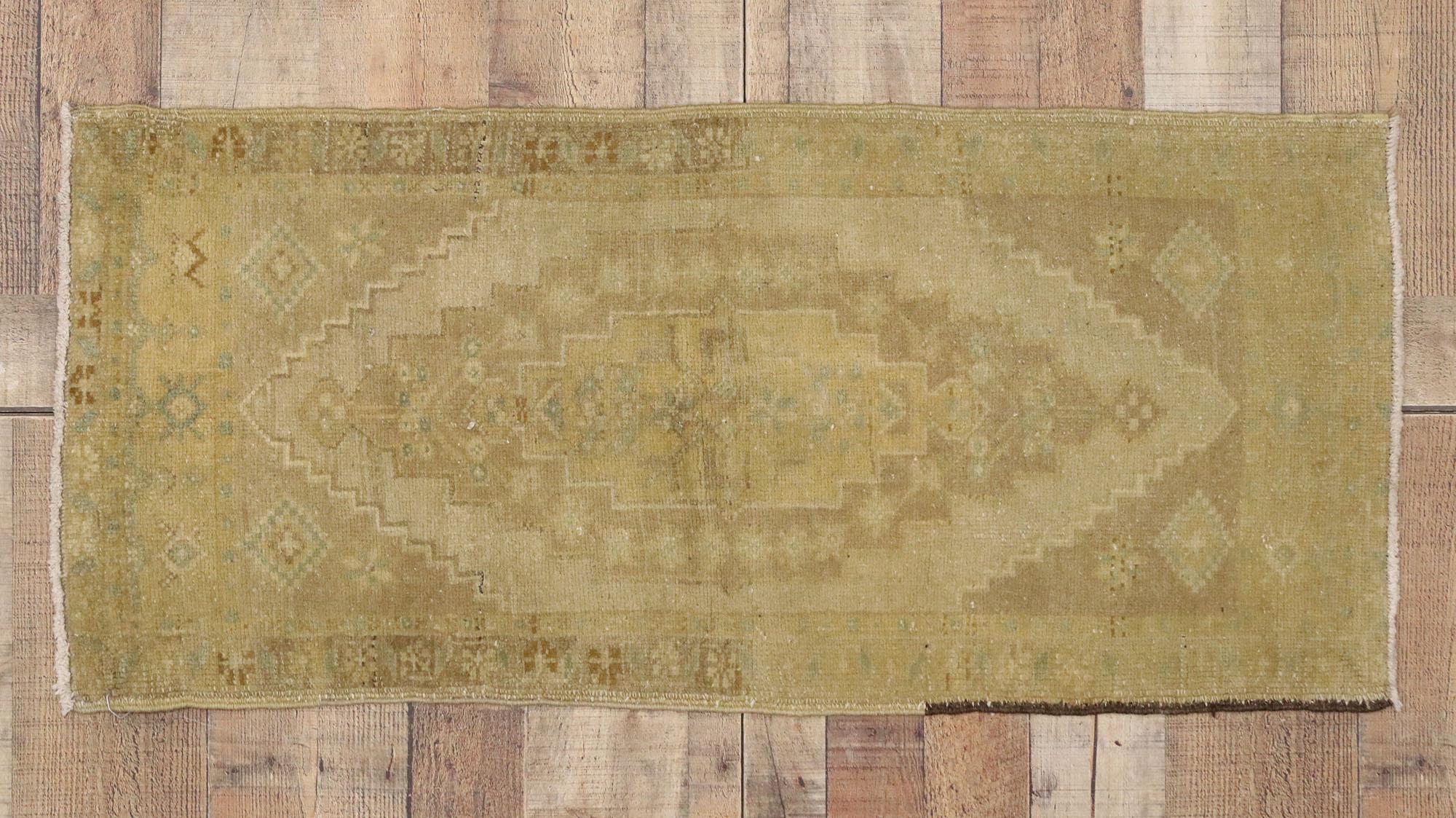 Türkischer Teppich im Vintage-Stil: Timeless Appeal trifft auf stilvolle Langlebigkeit im Angebot 1