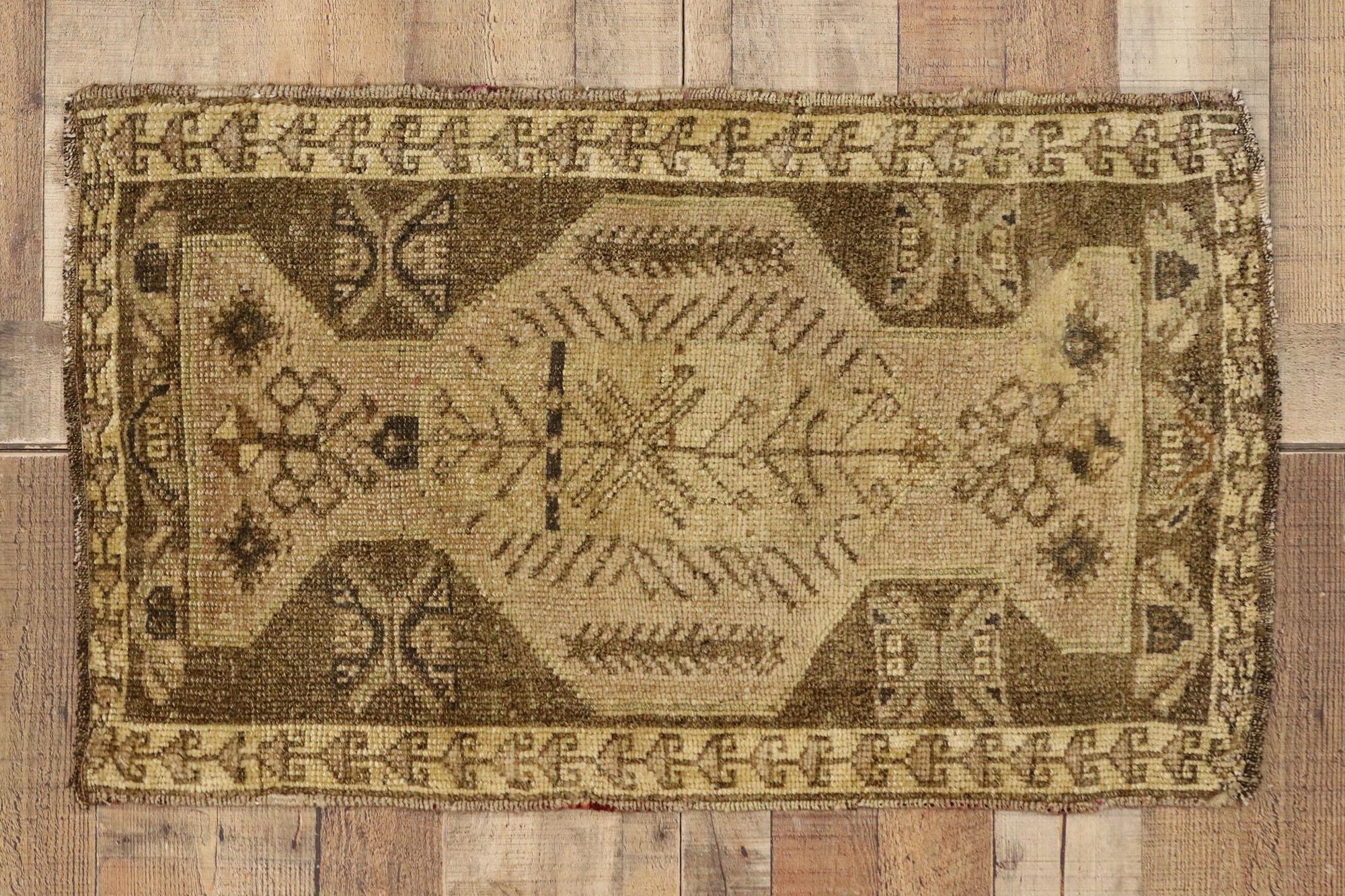 Türkischer Teppich im Vintage-Stil: Timeless Appeal trifft auf stilvolle Langlebigkeit im Angebot 1