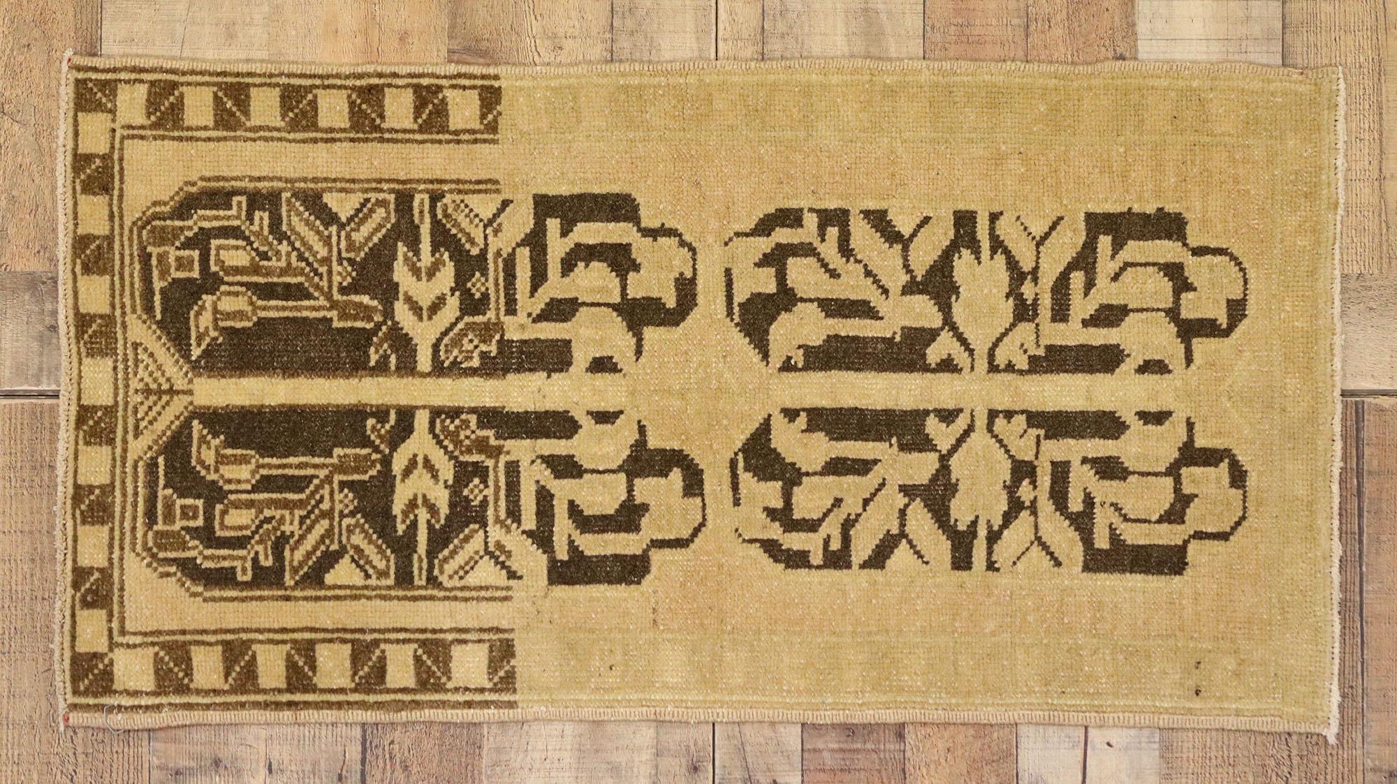 Türkischer Teppich im Vintage-Stil: Timeless Appeal trifft auf stilvolle Langlebigkeit im Angebot 1