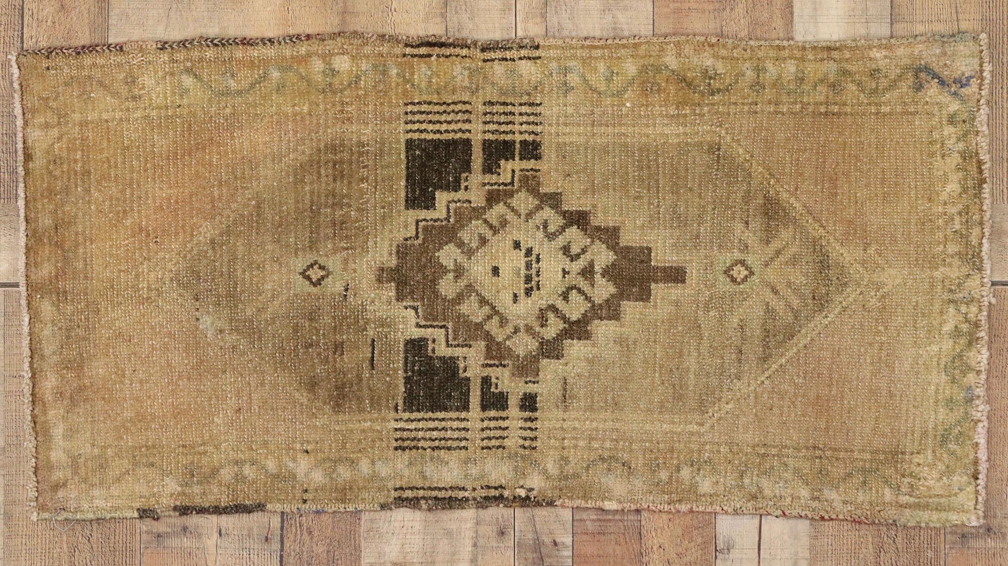 Türkischer Teppich im Vintage-Stil: Timeless Appeal trifft auf stilvolle Langlebigkeit im Angebot 1