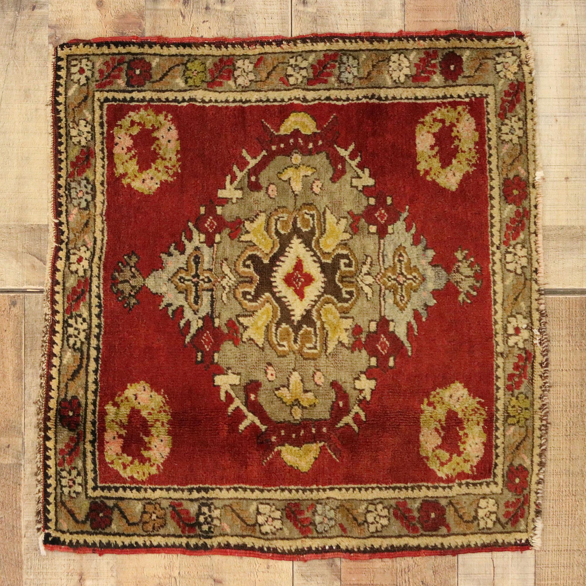 Türkischer Teppich im Vintage-Stil: Timeless Appeal trifft auf stilvolle Langlebigkeit im Angebot 1