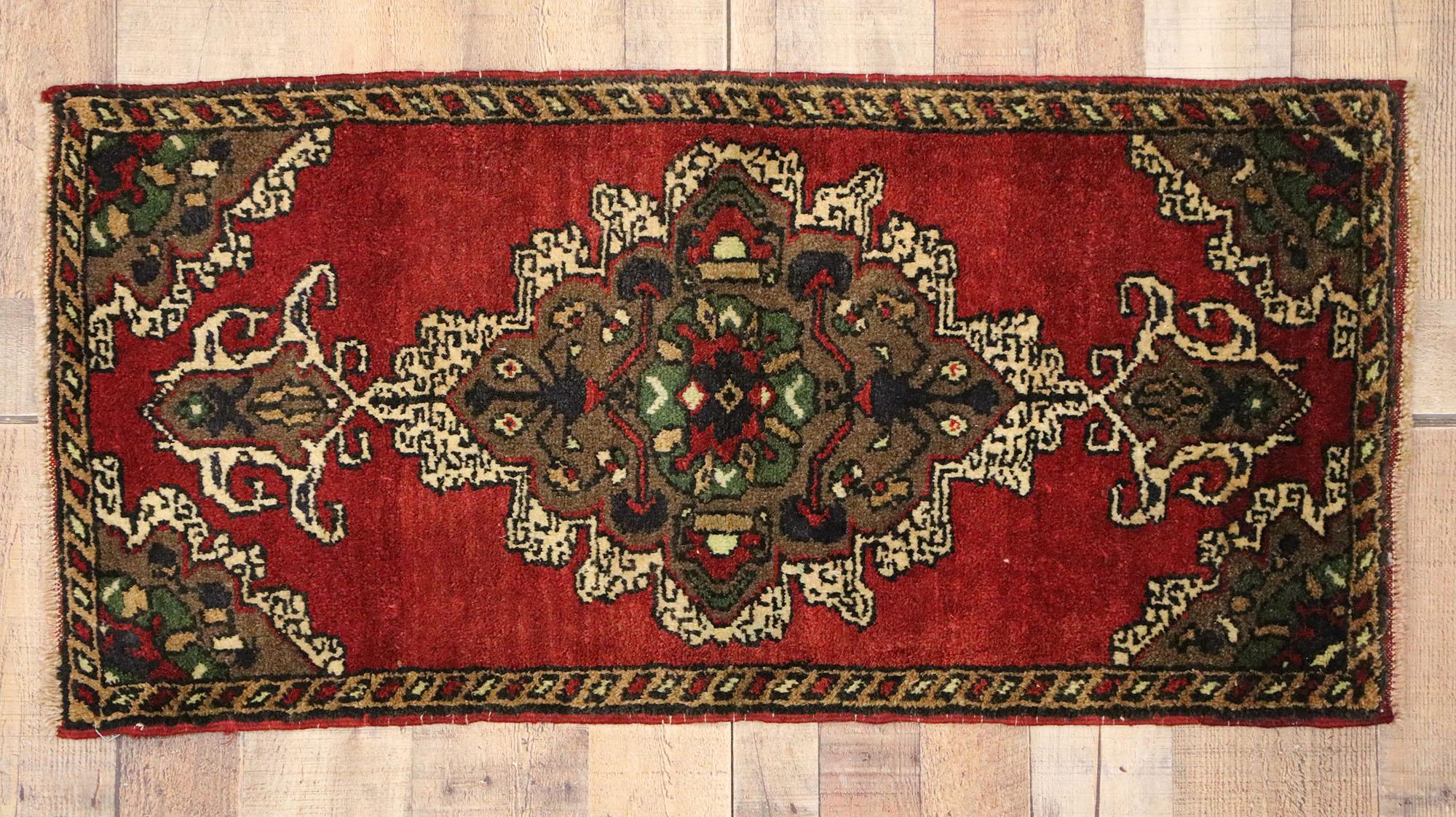 Türkischer Teppich im Vintage-Stil: Timeless Appeal trifft auf stilvolle Langlebigkeit im Angebot 1