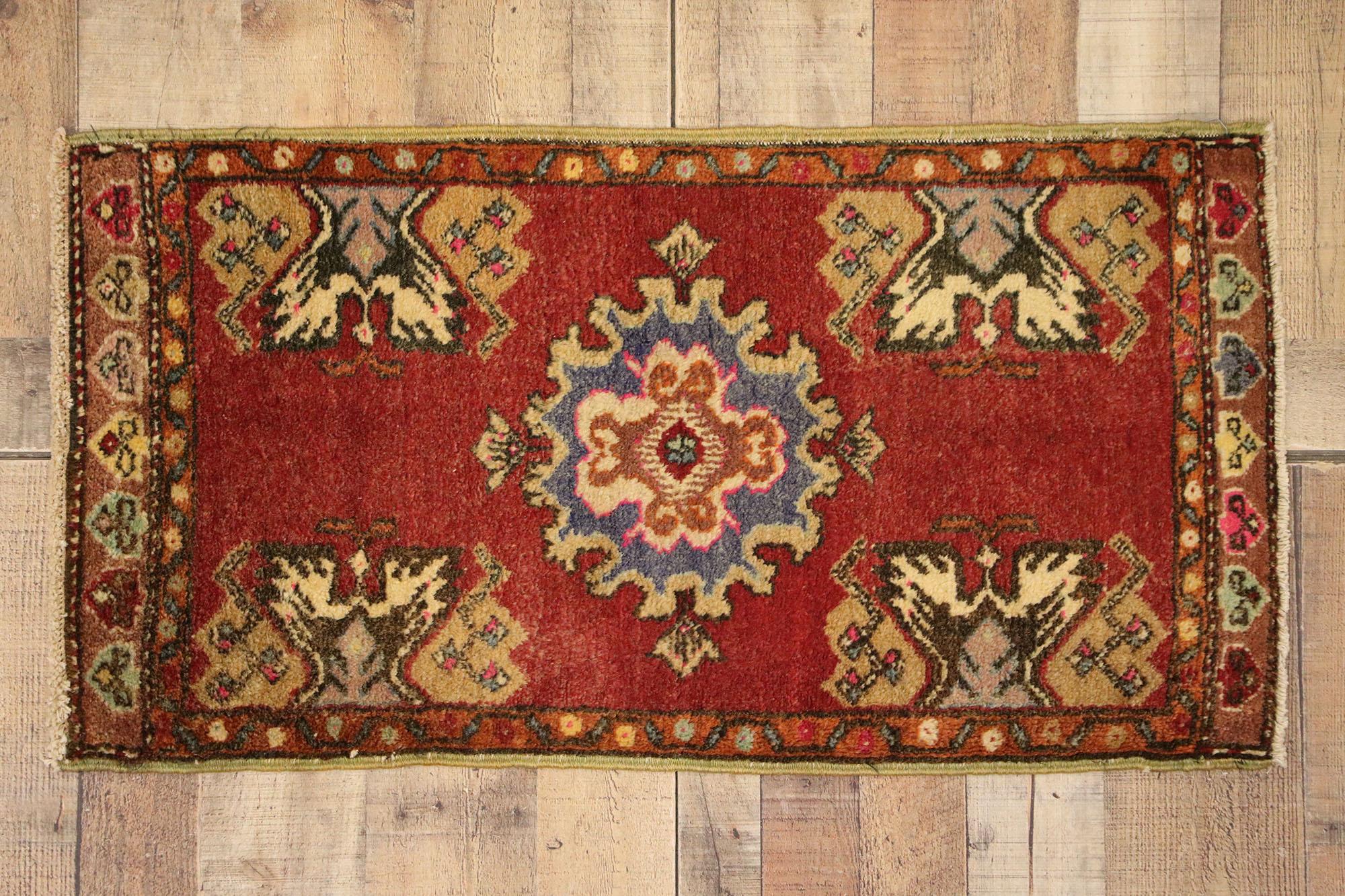 Türkischer Teppich im Vintage-Stil: Timeless Appeal trifft auf stilvolle Langlebigkeit im Angebot 1