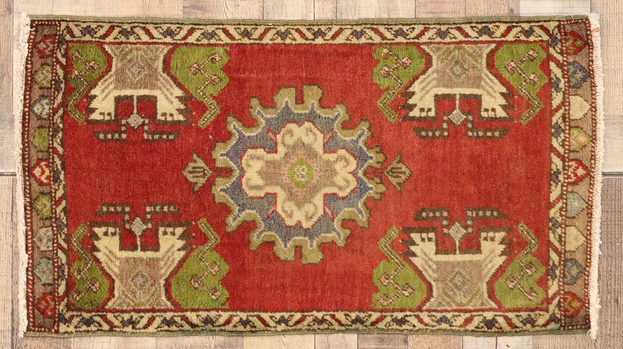 Türkischer Teppich im Vintage-Stil: Timeless Appeal trifft auf stilvolle Langlebigkeit im Angebot 1