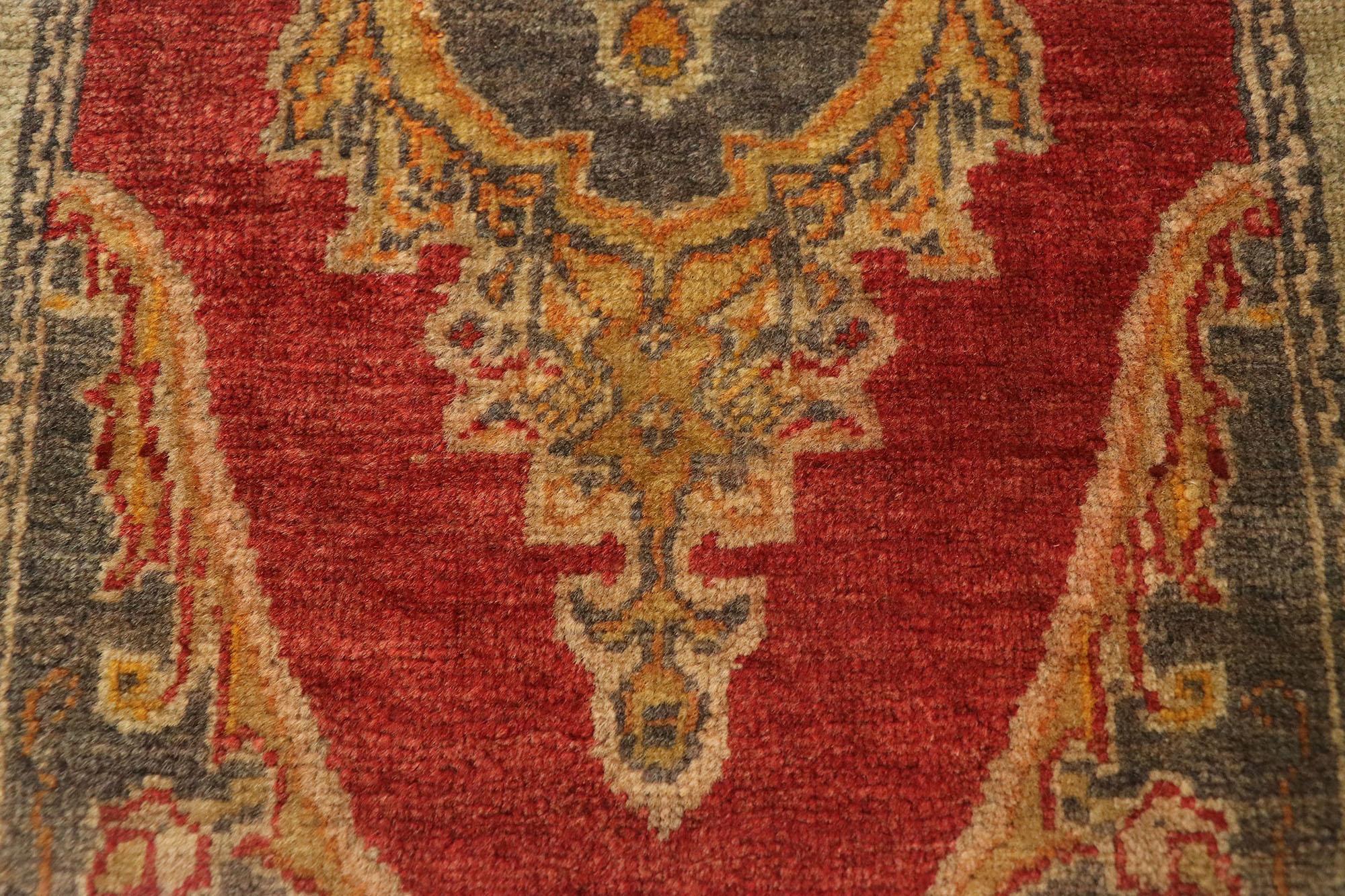 Türkischer Teppich im Vintage-Stil: Timeless Appeal trifft auf stilvolle Langlebigkeit im Angebot 2