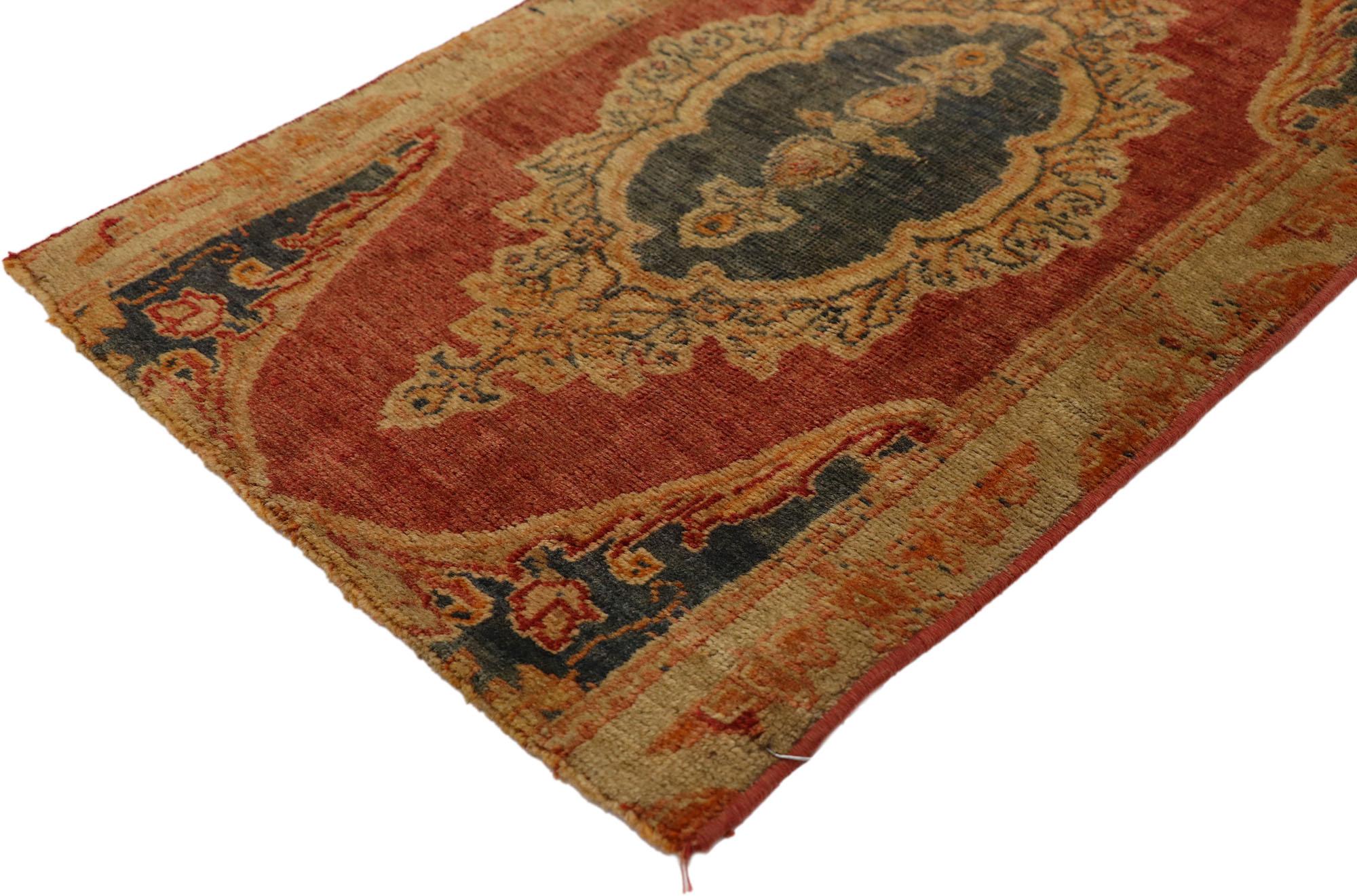 Türkischer Teppich im Vintage-Stil: Timeless Appeal trifft auf stilvolle Langlebigkeit im Angebot 2