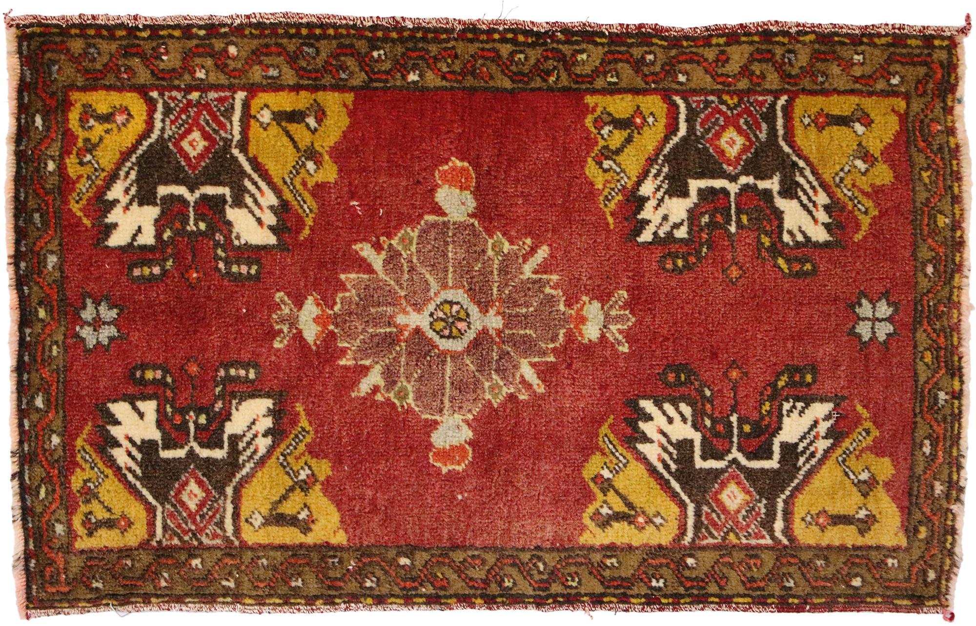 Türkischer Teppich im Vintage-Stil: Timeless Appeal trifft auf stilvolle Langlebigkeit im Angebot 2