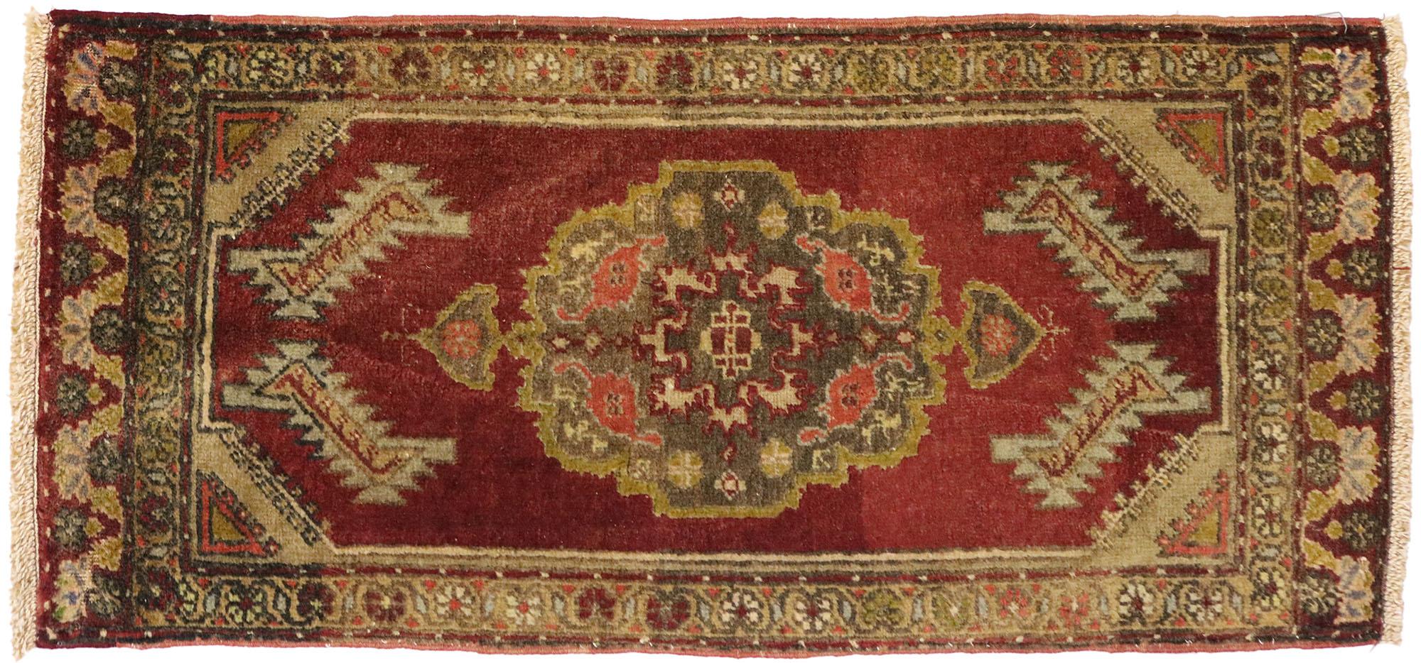 Türkischer Teppich im Vintage-Stil: Timeless Appeal trifft auf stilvolle Langlebigkeit im Angebot 2
