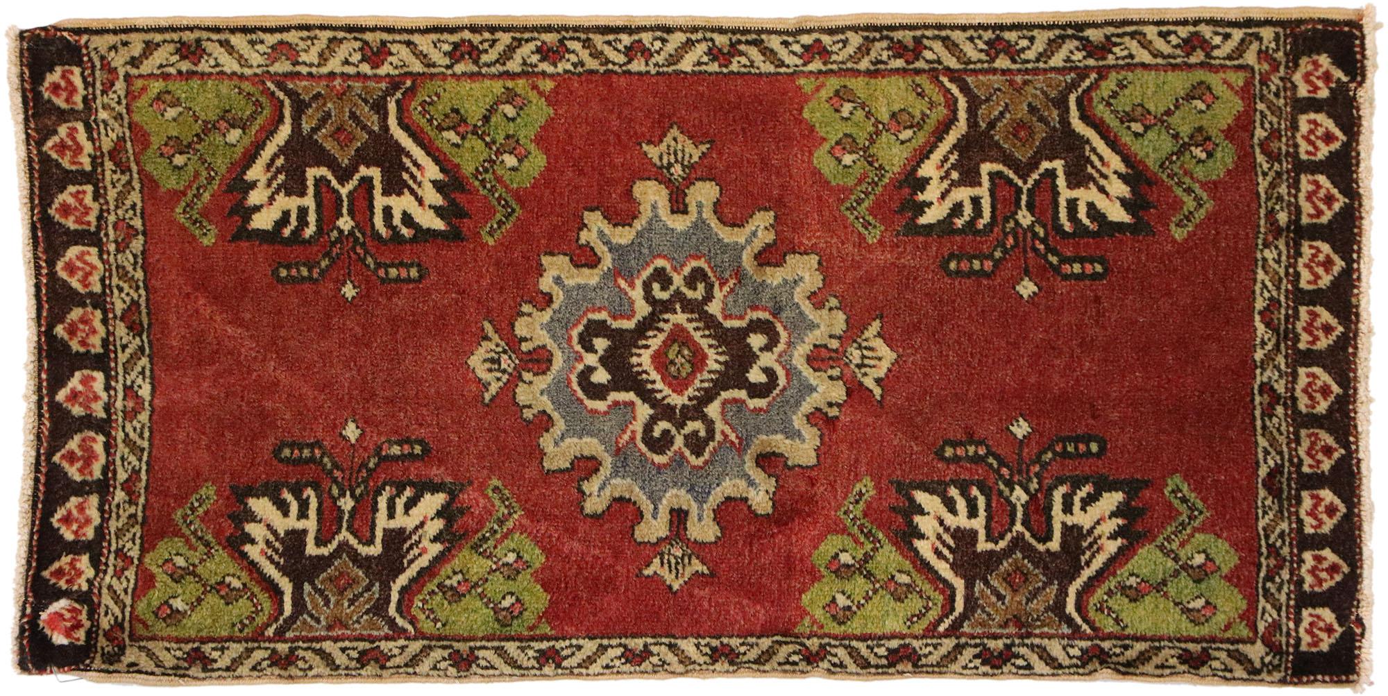 Türkischer Teppich im Vintage-Stil: Timeless Appeal trifft auf stilvolle Langlebigkeit im Angebot 2