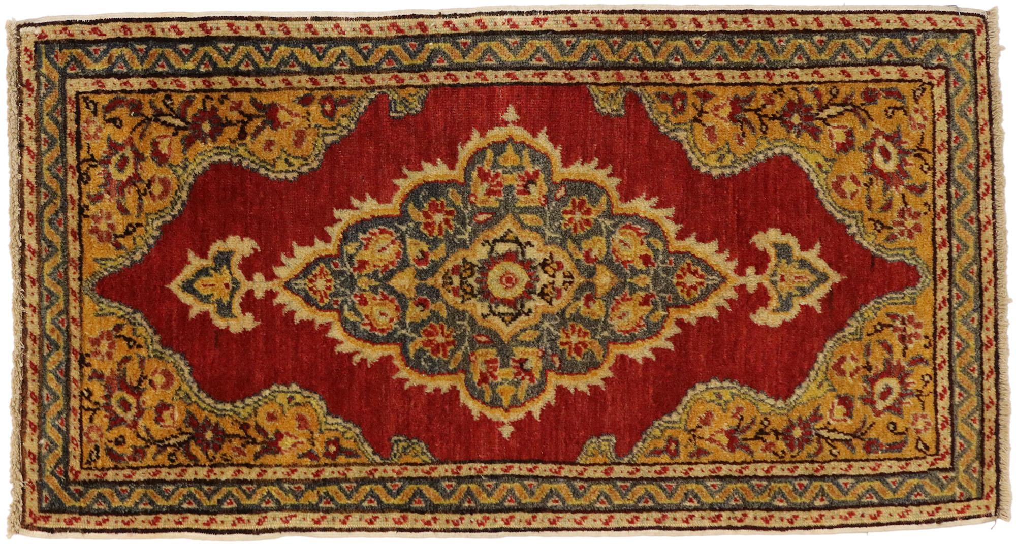 Türkischer Teppich im Vintage-Stil: Timeless Appeal trifft auf stilvolle Langlebigkeit im Angebot 2