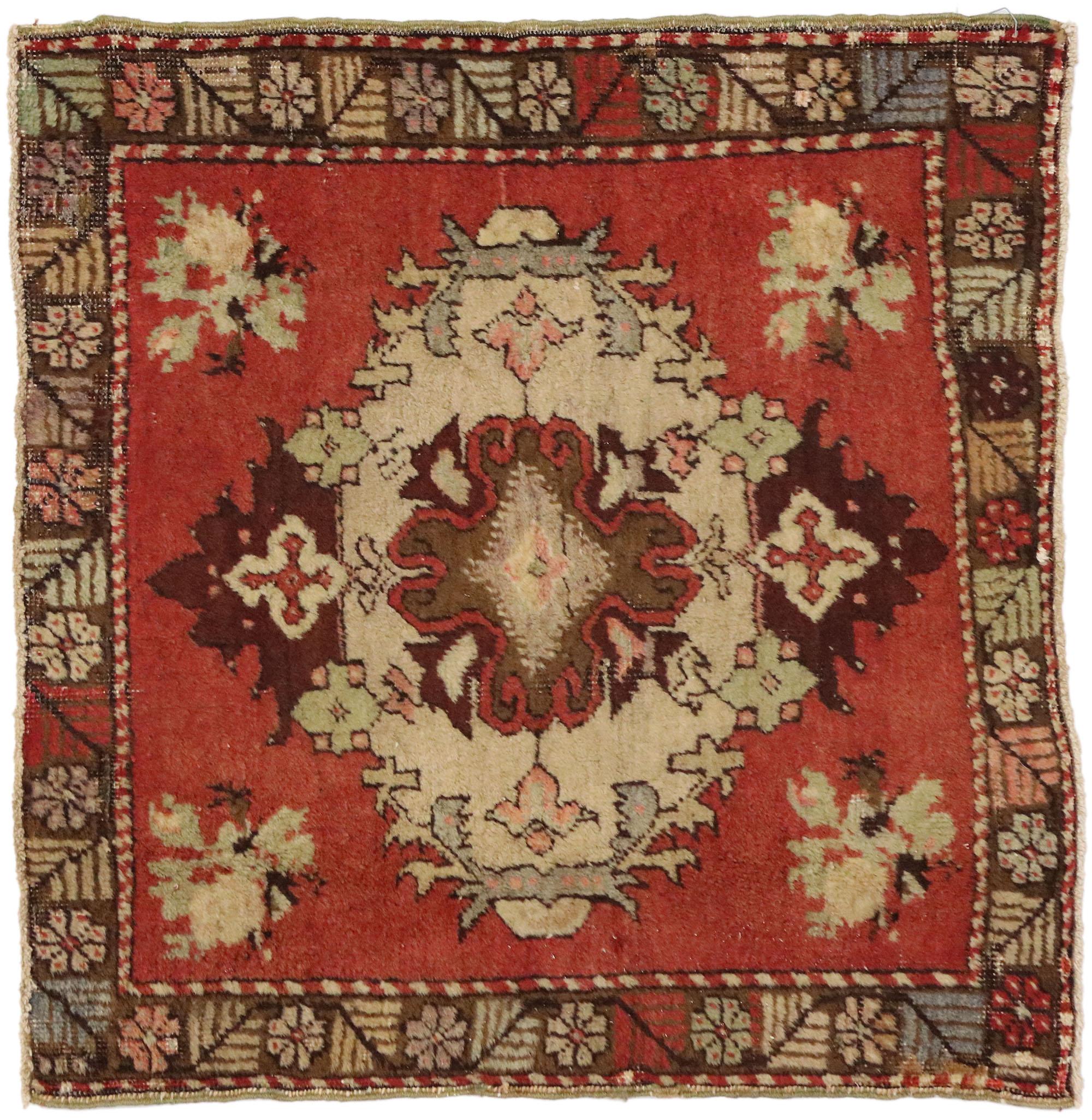 Türkischer Teppich im Vintage-Stil: Timeless Appeal trifft auf stilvolle Langlebigkeit im Angebot 2