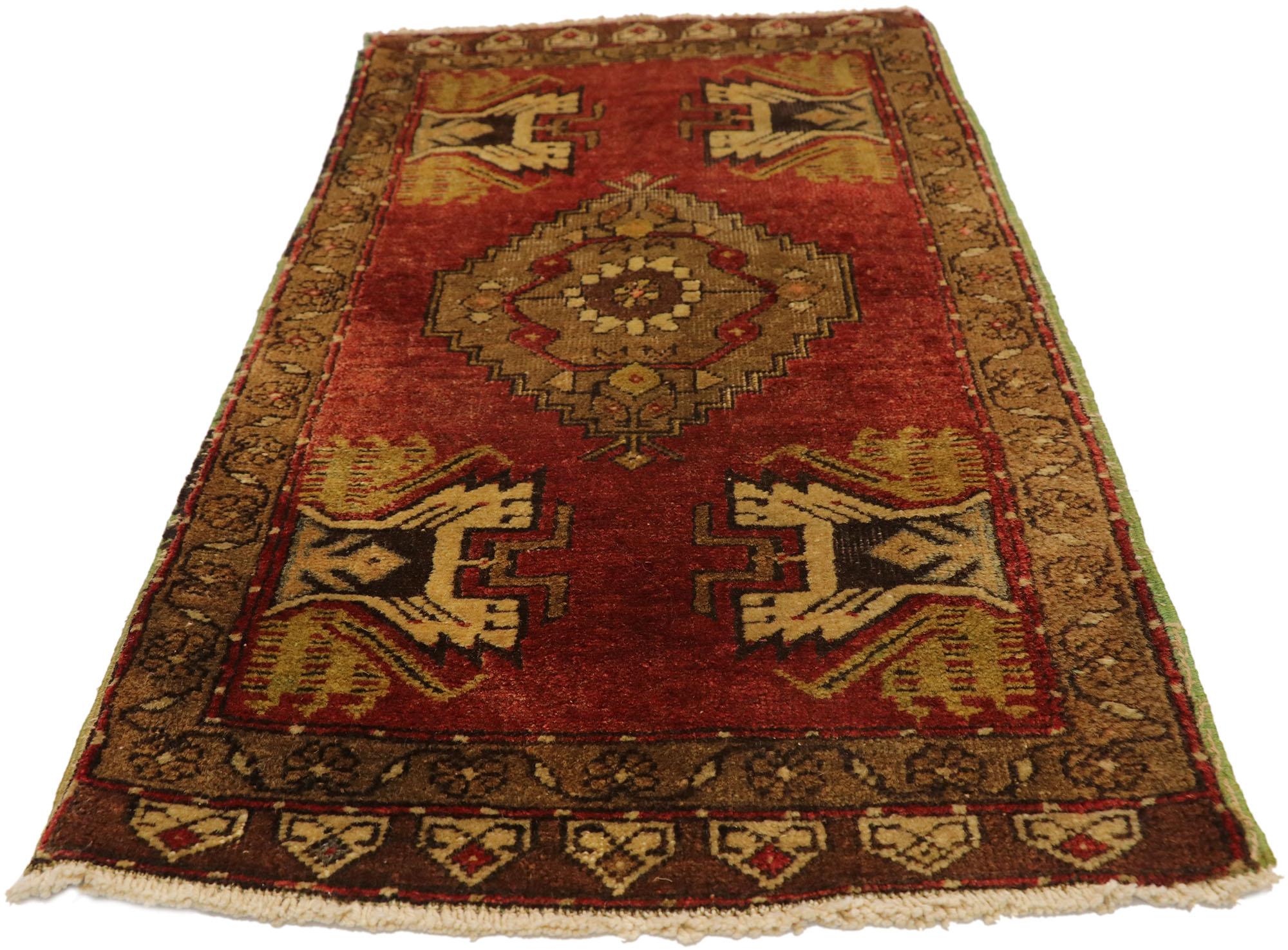 Türkischer Teppich im Vintage-Stil: Timeless Appeal trifft auf stilvolle Langlebigkeit im Angebot 2