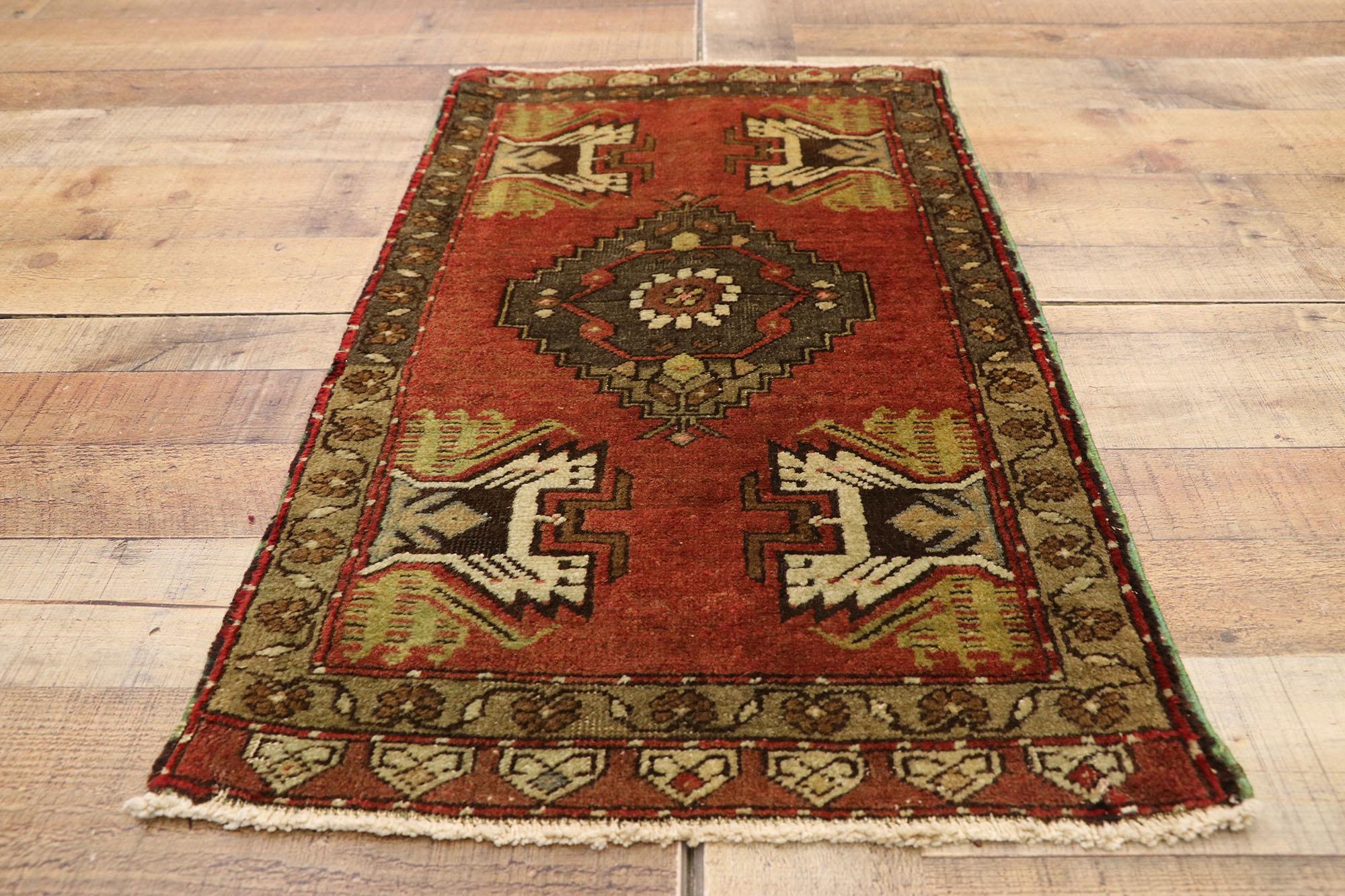 Türkischer Teppich im Vintage-Stil: Timeless Appeal trifft auf stilvolle Langlebigkeit im Angebot 2