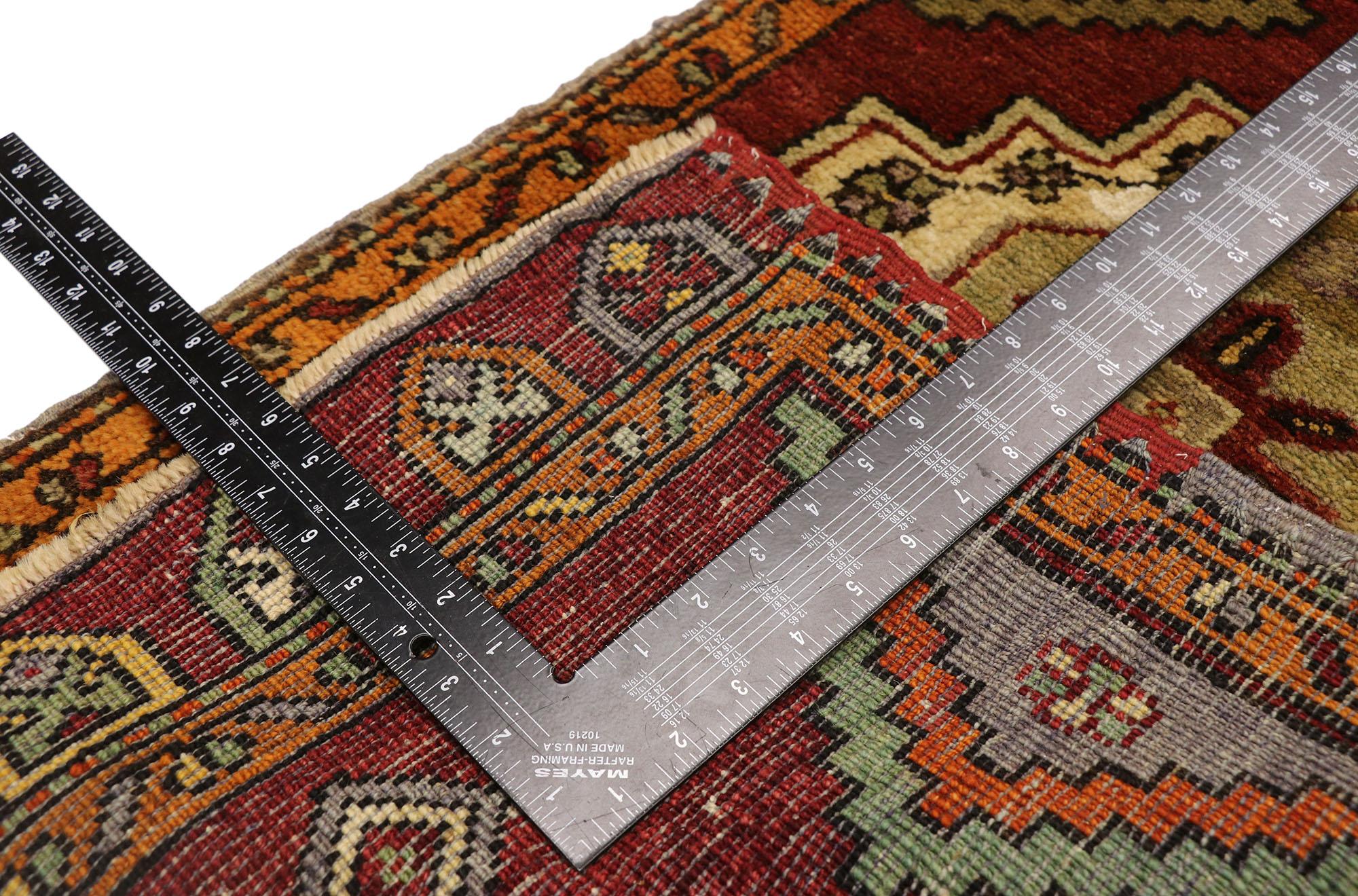 Türkischer Teppich im Vintage-Stil: Timeless Appeal trifft auf stilvolle Langlebigkeit im Angebot 2