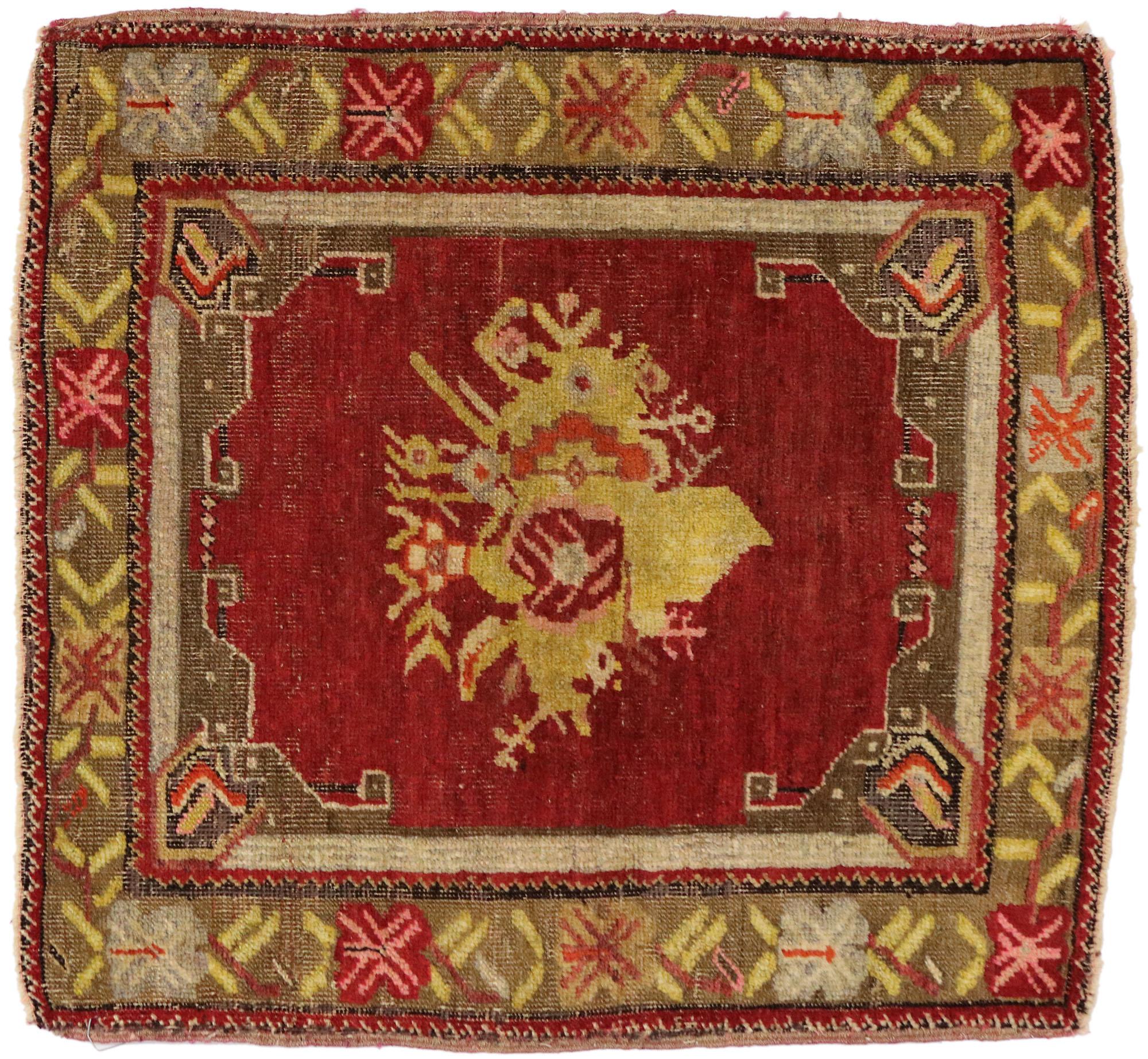 Türkischer Teppich im Vintage-Stil: Timeless Appeal trifft auf stilvolle Langlebigkeit im Angebot 2