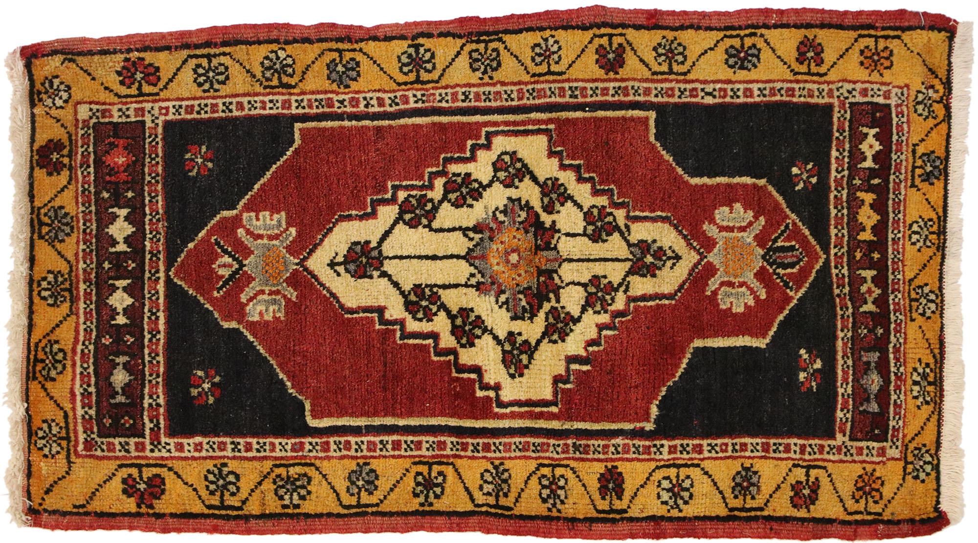Türkischer Teppich im Vintage-Stil: Timeless Appeal trifft auf stilvolle Langlebigkeit im Angebot 2
