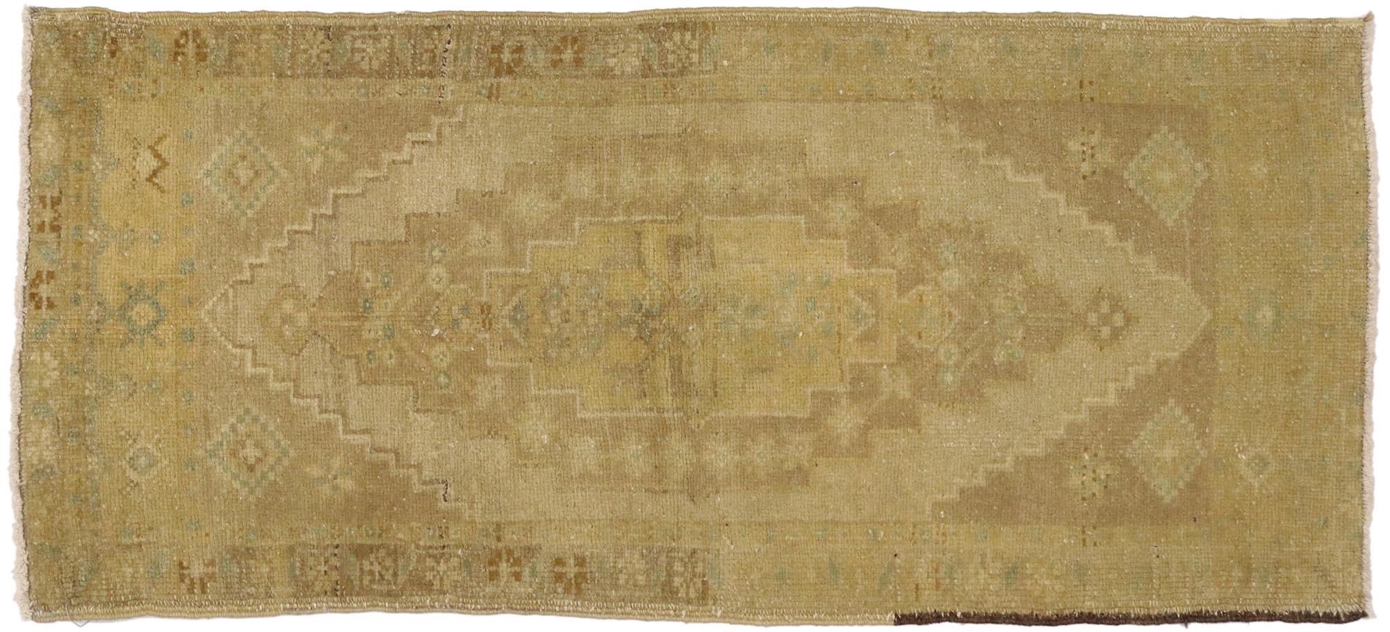 Türkischer Teppich im Vintage-Stil: Timeless Appeal trifft auf stilvolle Langlebigkeit im Angebot 2