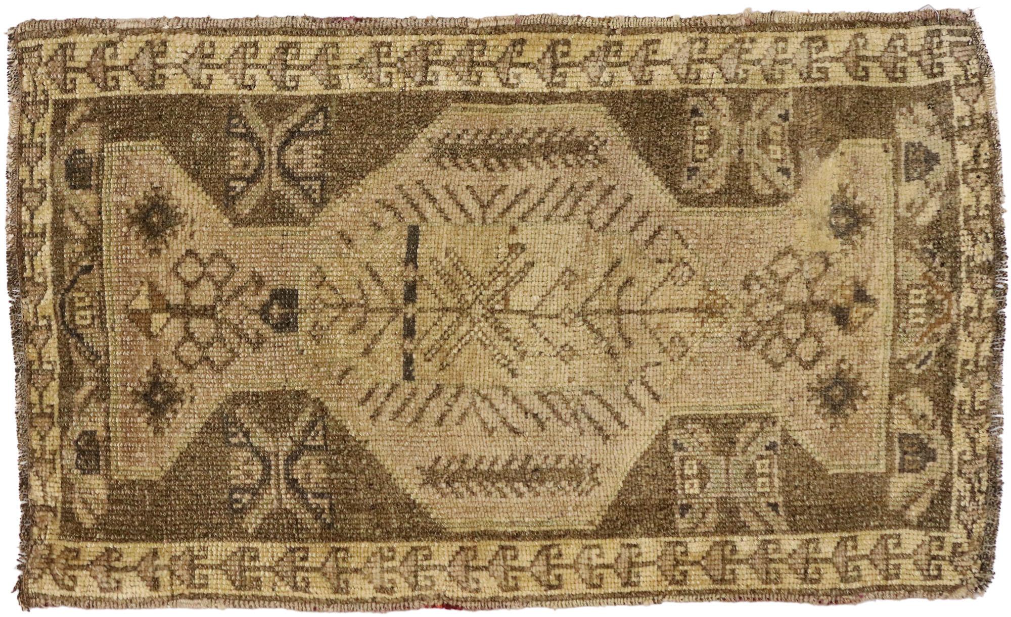 Türkischer Teppich im Vintage-Stil: Timeless Appeal trifft auf stilvolle Langlebigkeit im Angebot 2