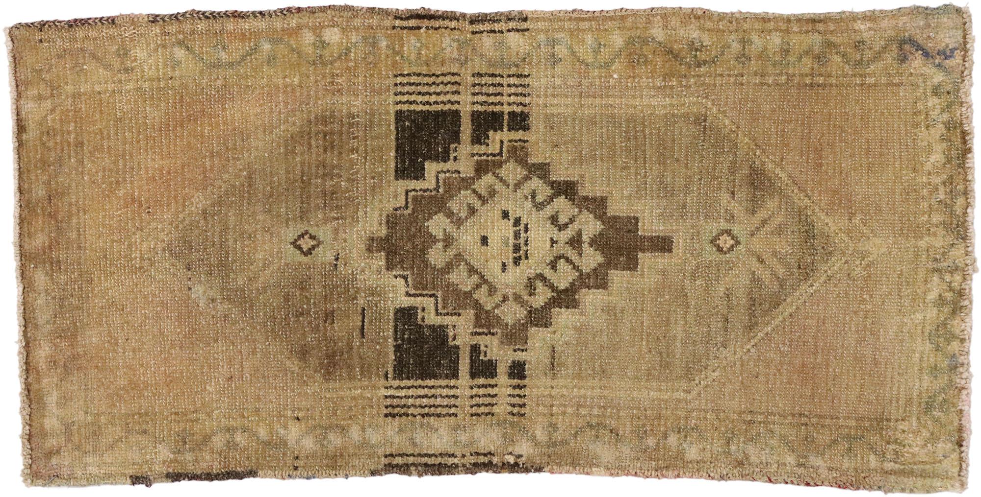 Türkischer Teppich im Vintage-Stil: Timeless Appeal trifft auf stilvolle Langlebigkeit im Angebot 2