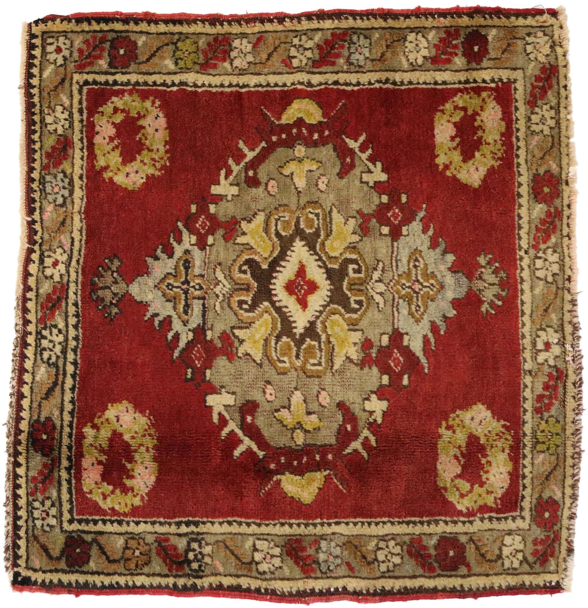 Türkischer Teppich im Vintage-Stil: Timeless Appeal trifft auf stilvolle Langlebigkeit im Angebot 2