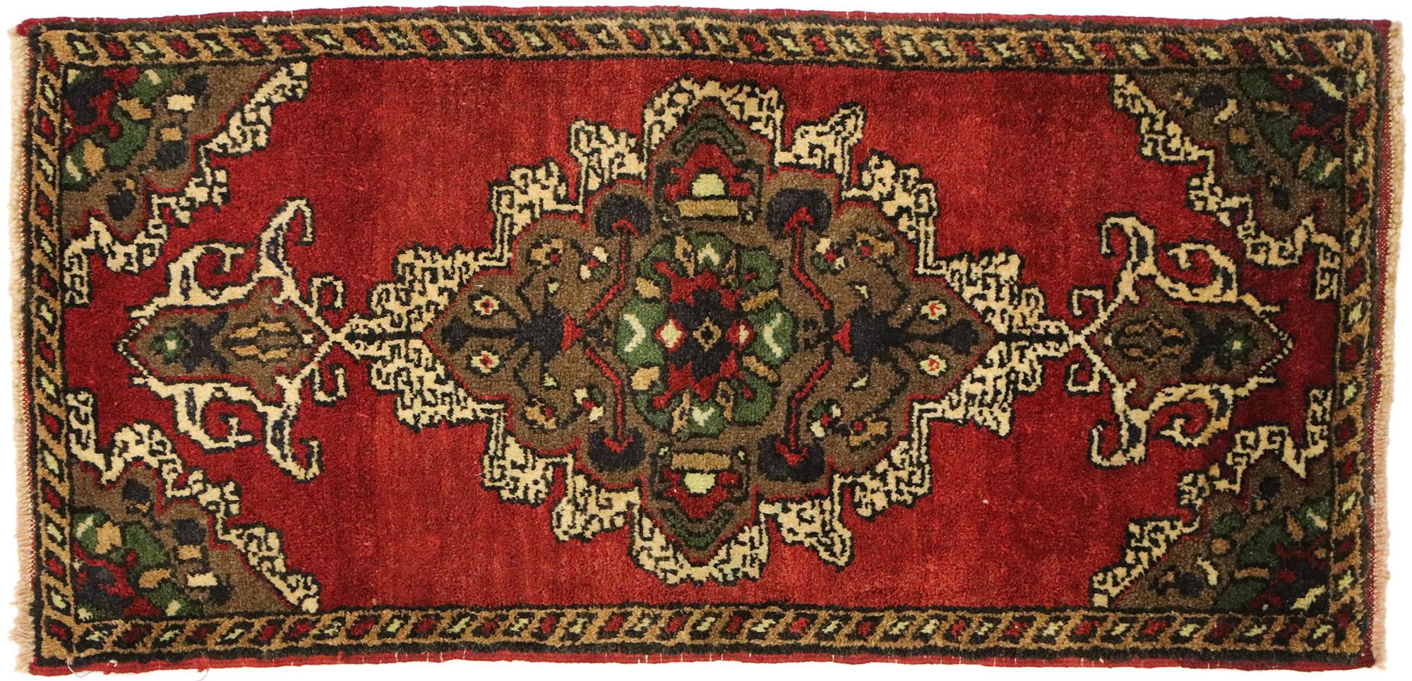 Türkischer Teppich im Vintage-Stil: Timeless Appeal trifft auf stilvolle Langlebigkeit im Angebot 2