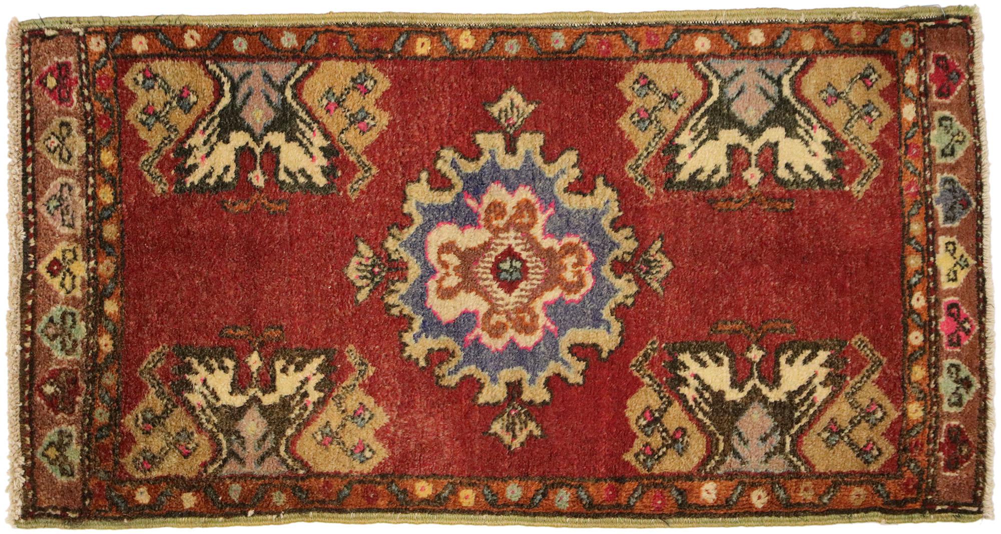 Türkischer Teppich im Vintage-Stil: Timeless Appeal trifft auf stilvolle Langlebigkeit im Angebot 2