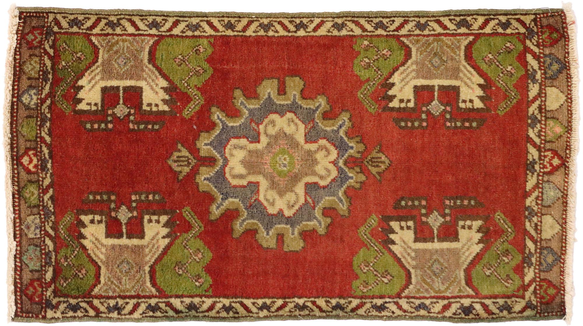 Türkischer Teppich im Vintage-Stil: Timeless Appeal trifft auf stilvolle Langlebigkeit im Angebot 2