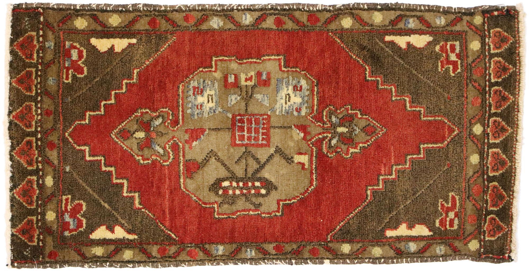 Türkischer Teppich im Vintage-Stil: Timeless Appeal trifft auf stilvolle Langlebigkeit im Angebot 2