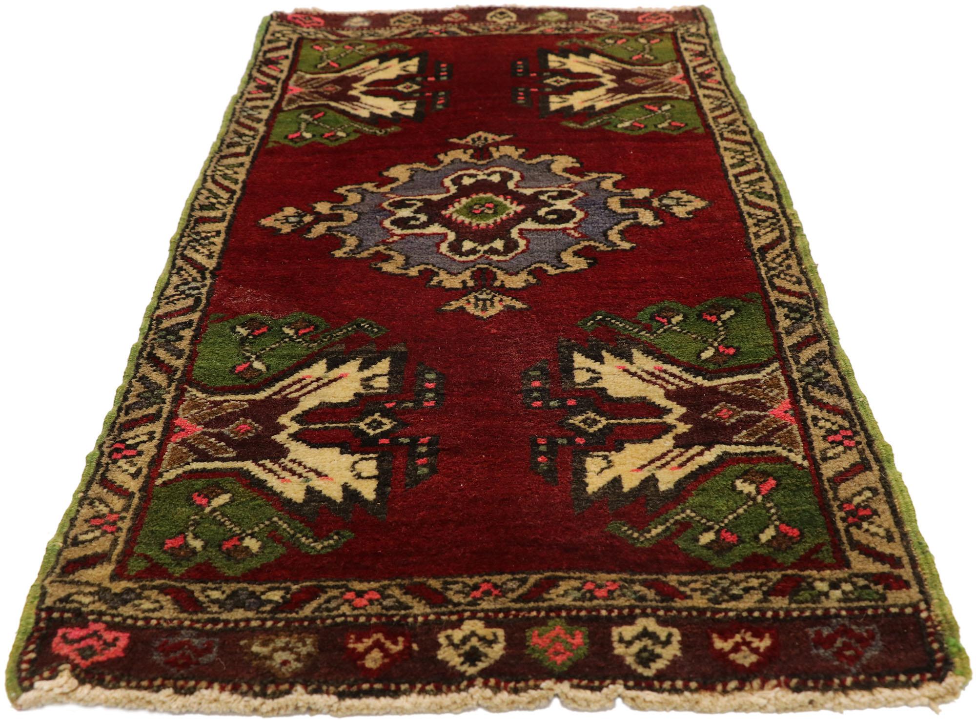 Türkischer Teppich im Vintage-Stil: Timeless Appeal trifft auf stilvolle Langlebigkeit im Angebot 2