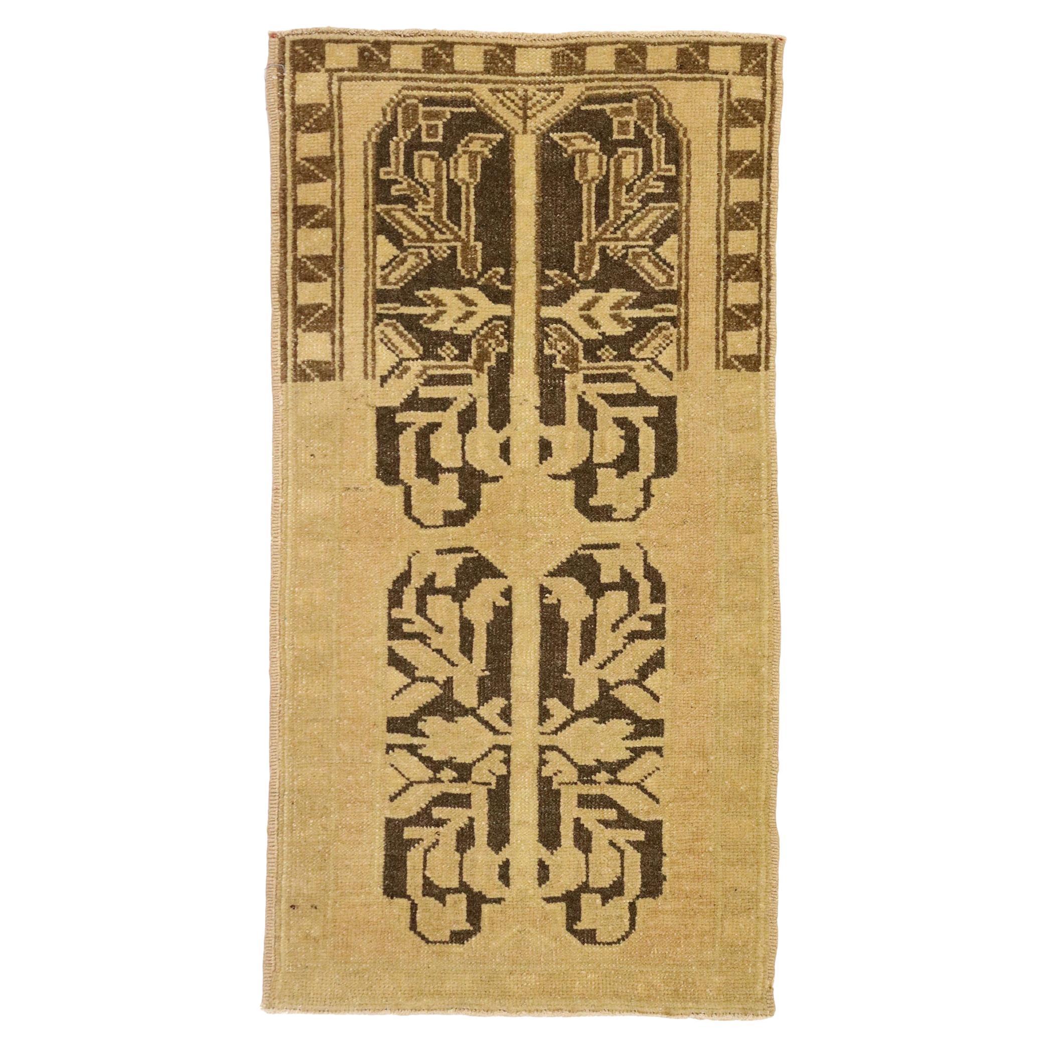 Türkischer Teppich im Vintage-Stil: Timeless Appeal trifft auf stilvolle Langlebigkeit im Angebot