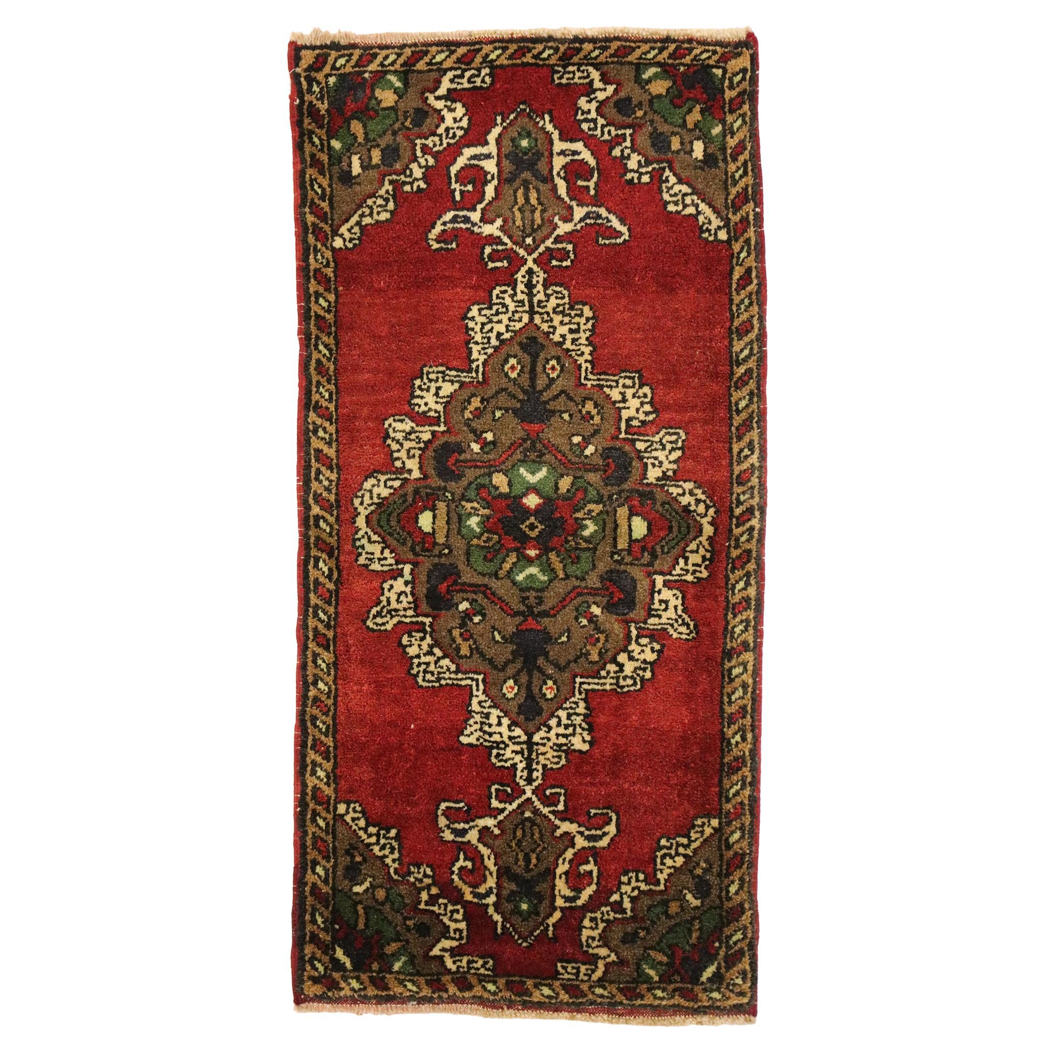 Türkischer Teppich im Vintage-Stil: Timeless Appeal trifft auf stilvolle Langlebigkeit im Angebot