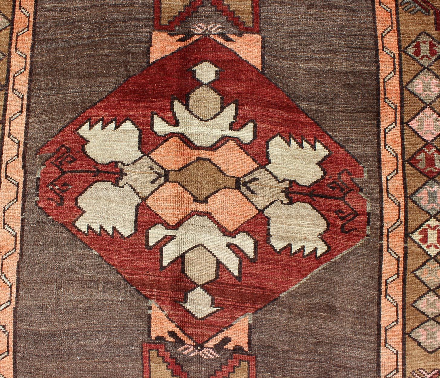 Maße: 3'7 x 14'4.  
Türkischer Vintage-Teppich mit vertikalem Kreuz und geometrischen Motiven  4'4 x 14'3 
Türkischer Vintage-Teppich mit vertikalen Kreuzformen und geometrischen Elementen Keivan Woven Arts / rug/tu-sim-25  Herkunft/Türkei Mitte des