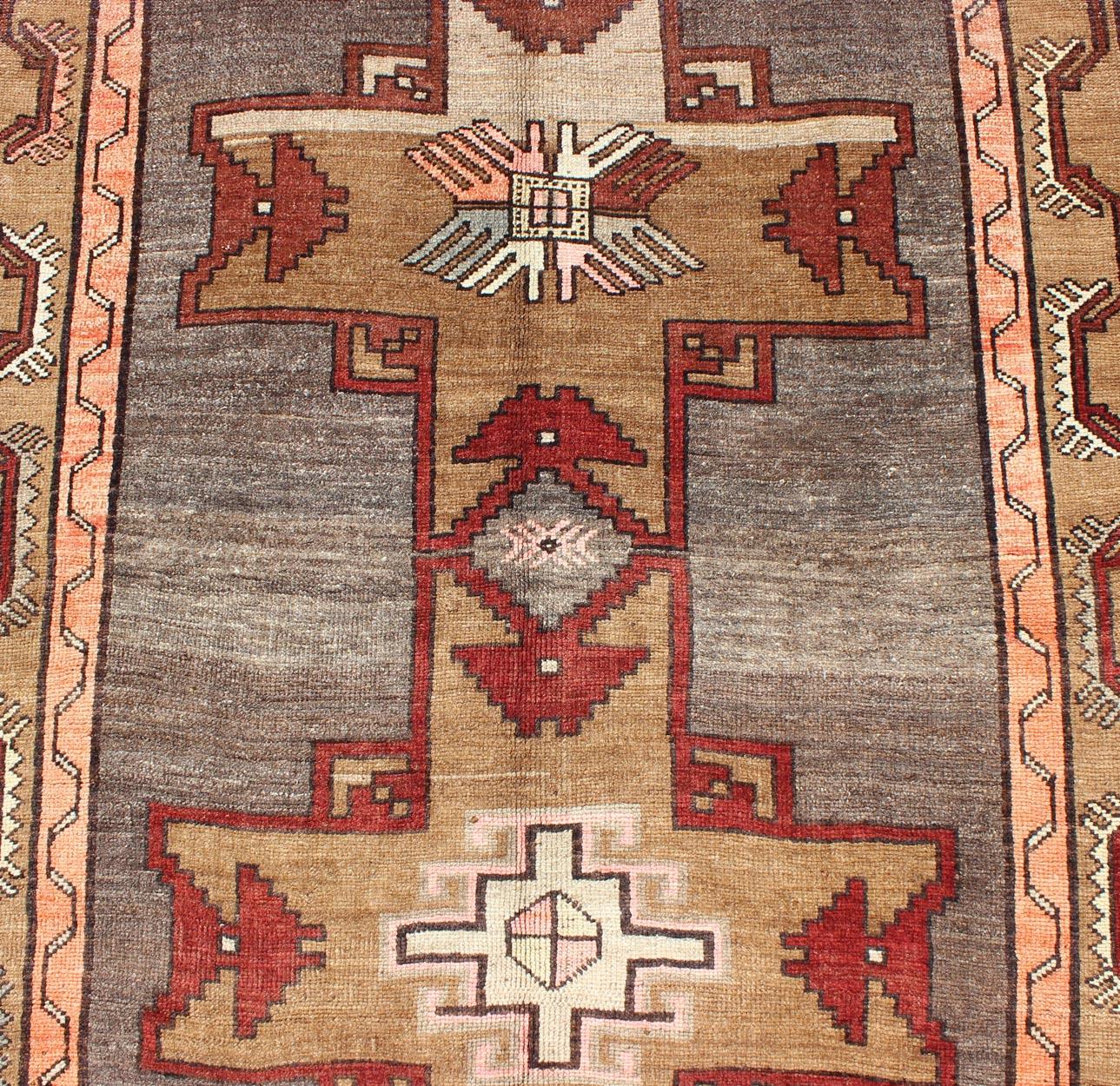 Türkischer Vintage-Teppich mit vertikalem Kreuz und geometrischen Motiven  4'4 x 14'3 (Oushak) im Angebot