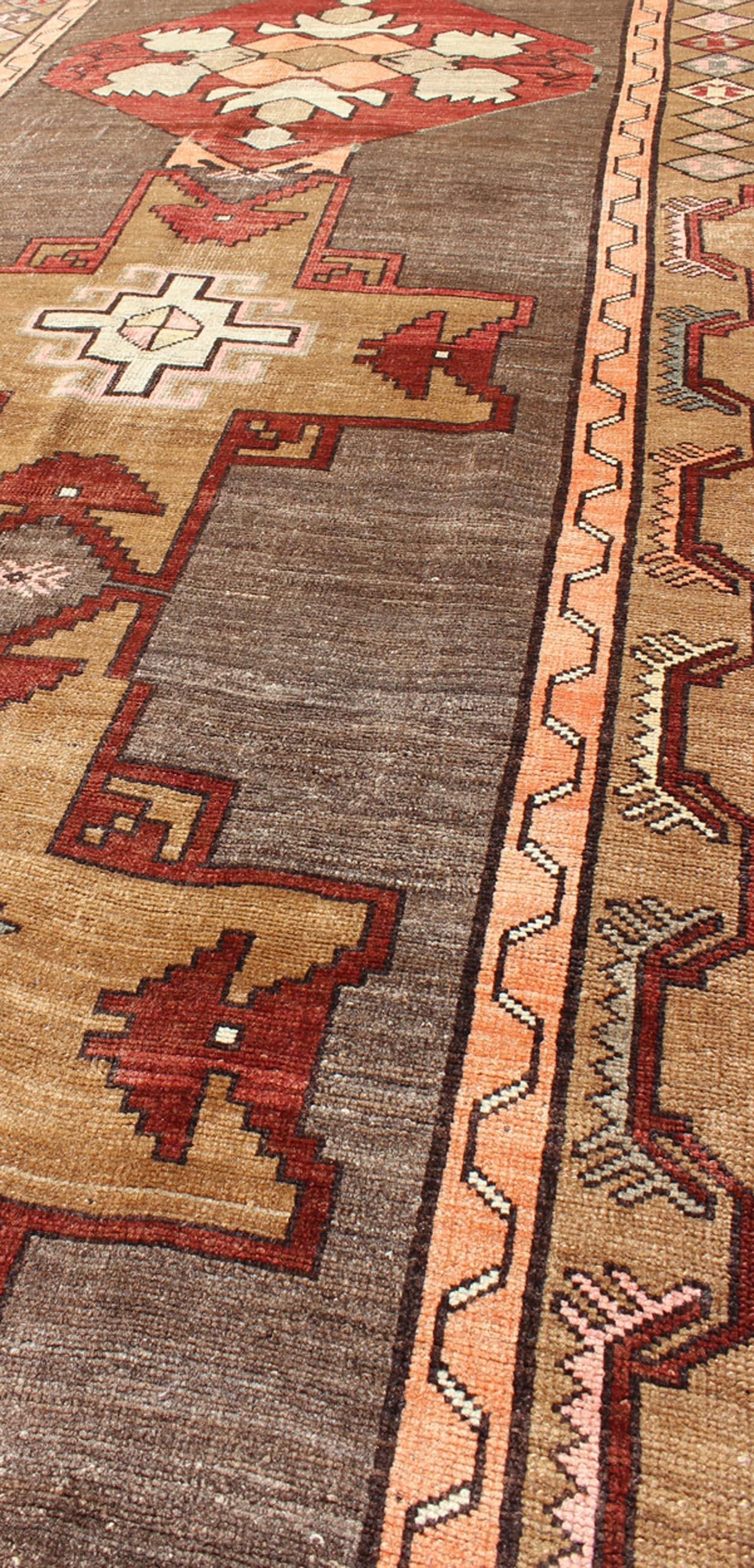 Türkischer Vintage-Teppich mit vertikalem Kreuz und geometrischen Motiven  4'4 x 14'3 (Handgeknüpft) im Angebot