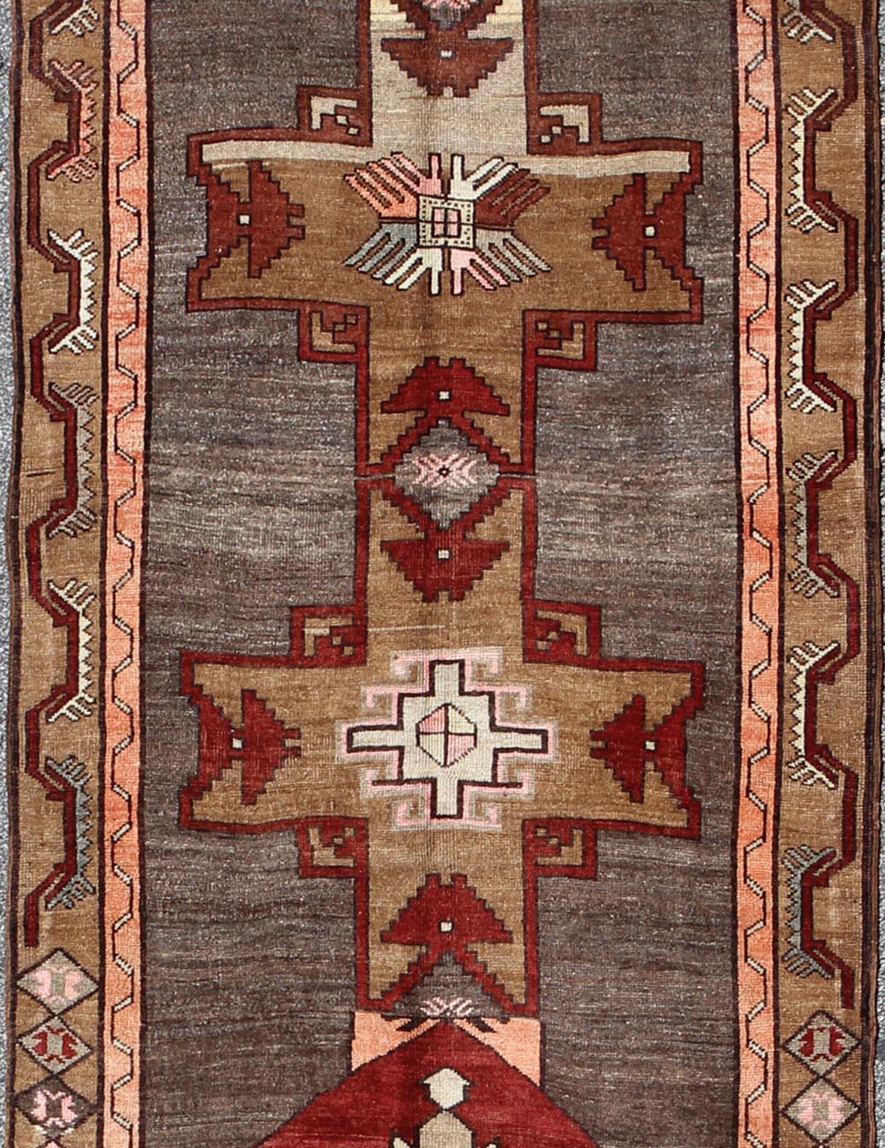Türkischer Vintage-Teppich mit vertikalem Kreuz und geometrischen Motiven  4'4 x 14'3 im Zustand „Gut“ im Angebot in Atlanta, GA