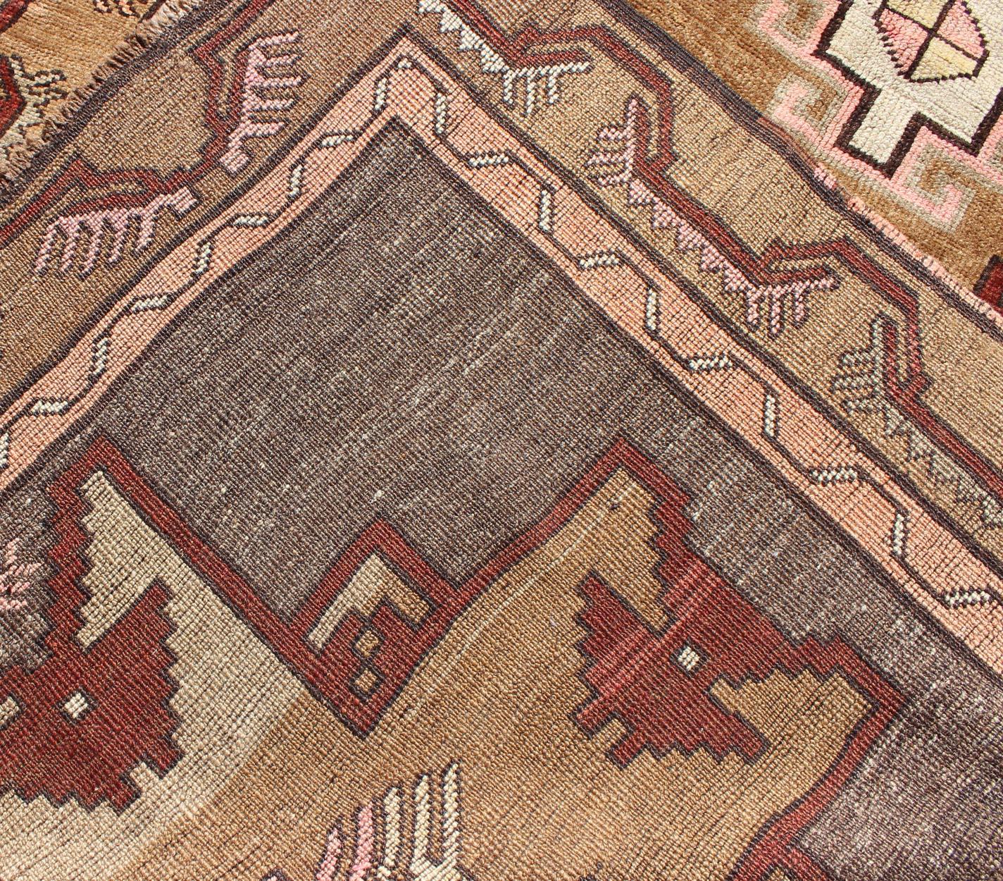 Türkischer Vintage-Teppich mit vertikalem Kreuz und geometrischen Motiven  4'4 x 14'3 (20. Jahrhundert) im Angebot
