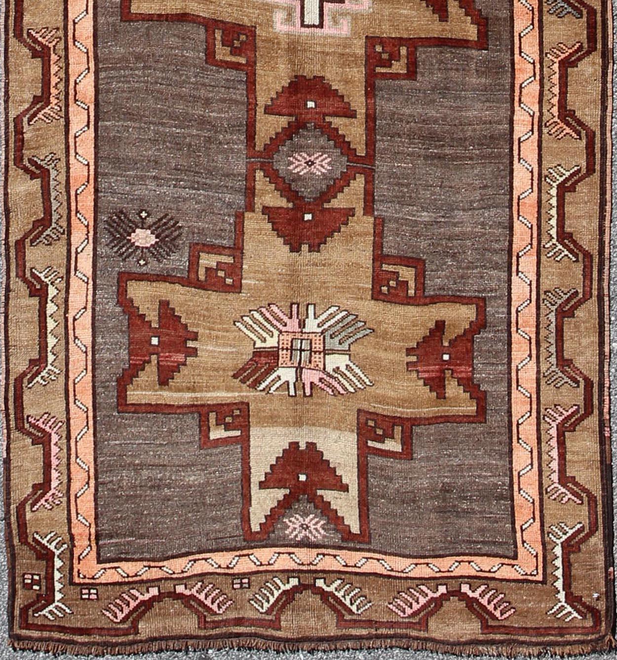 Türkischer Vintage-Teppich mit vertikalem Kreuz und geometrischen Motiven  4'4 x 14'3 (Wolle) im Angebot