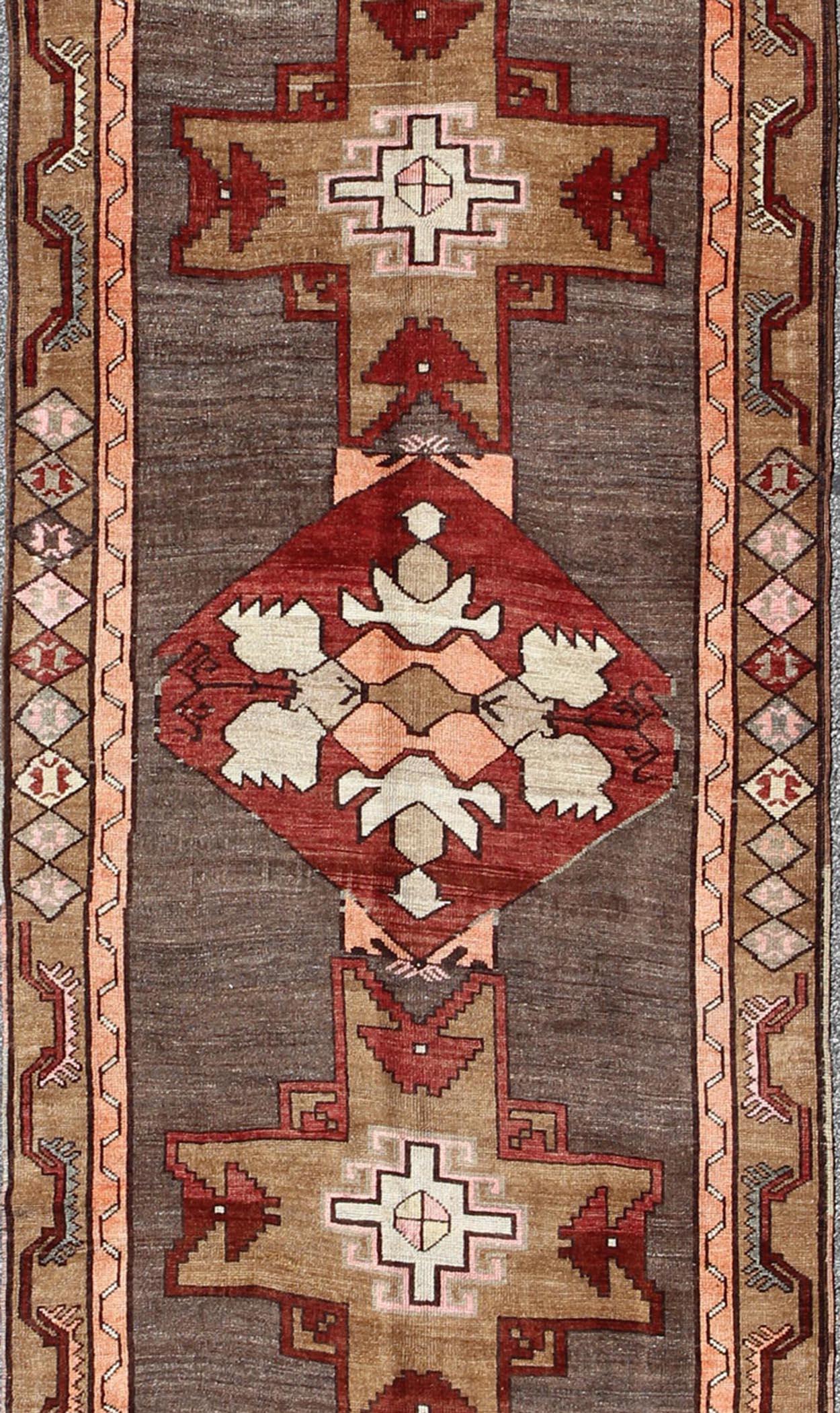 Türkischer Vintage-Teppich mit vertikalem Kreuz und geometrischen Motiven  4'4 x 14'3 im Angebot 1