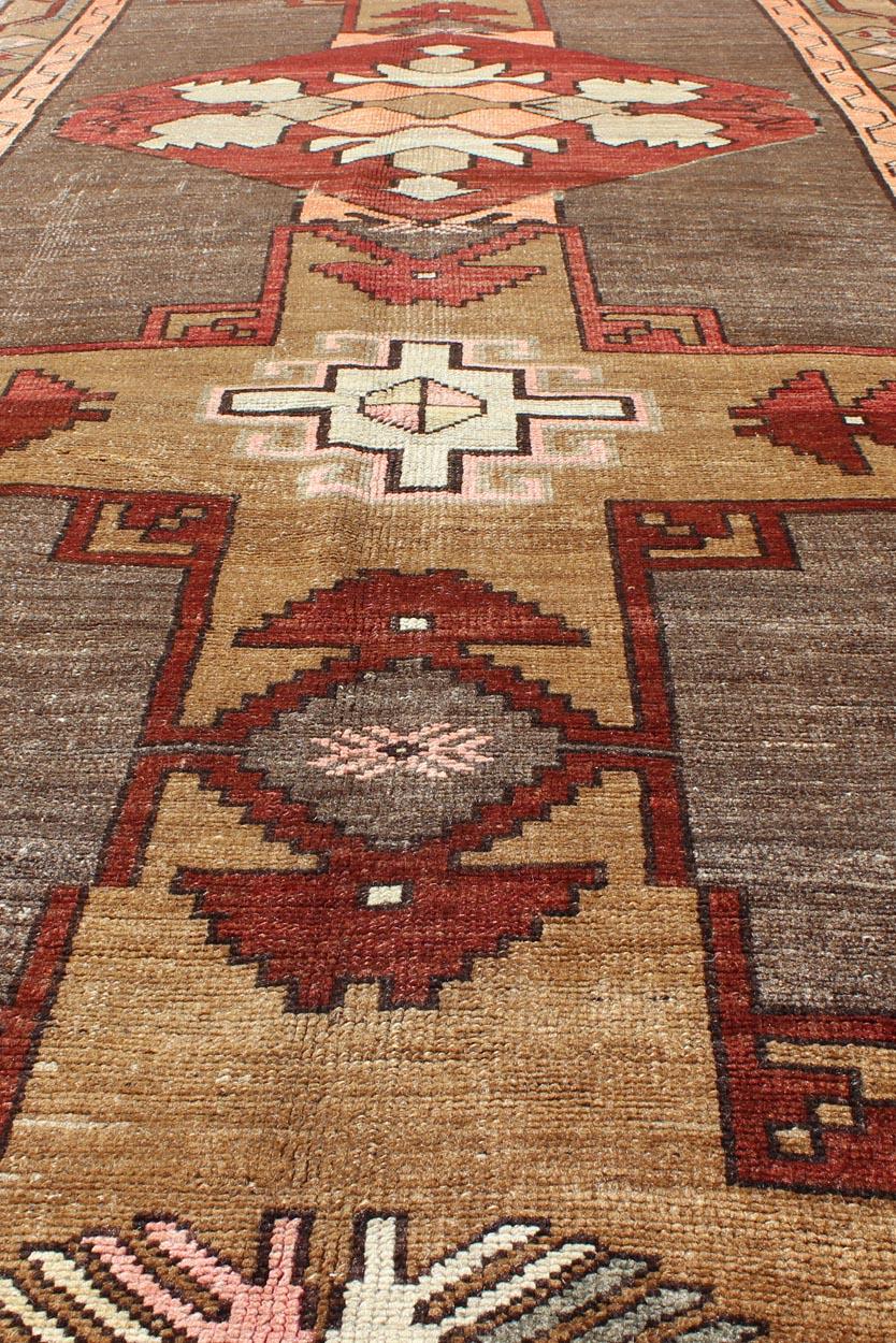 Türkischer Vintage-Teppich mit vertikalem Kreuz und geometrischen Motiven  4'4 x 14'3 im Angebot 2