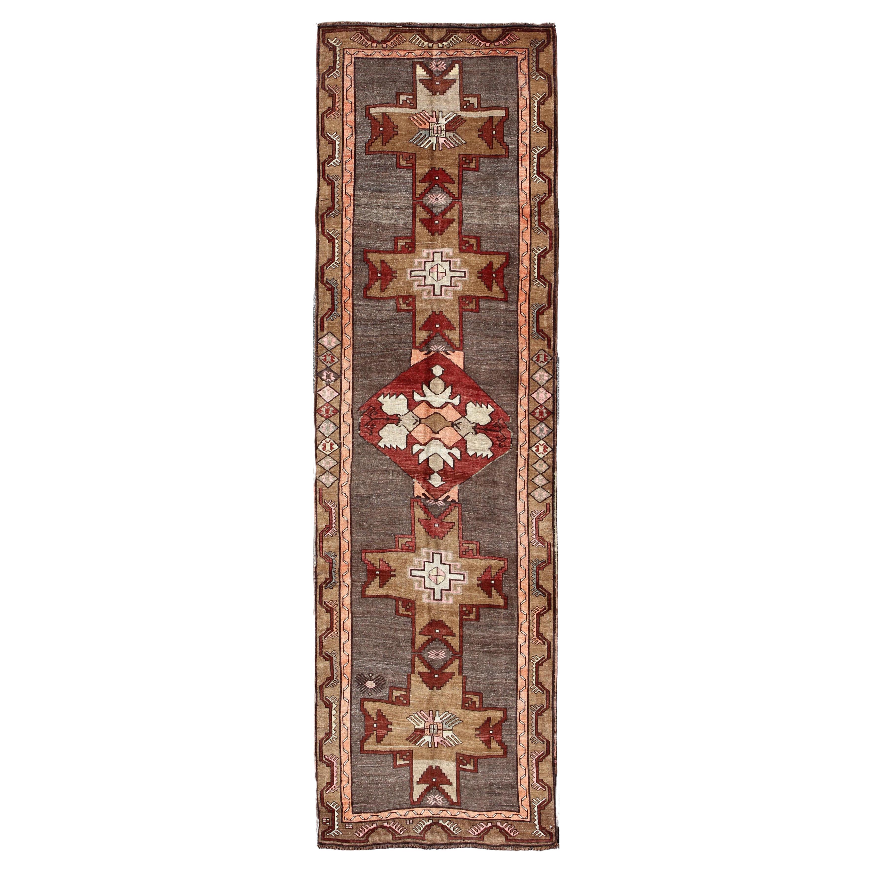 Türkischer Vintage-Teppich mit vertikalem Kreuz und geometrischen Motiven  4'4 x 14'3 im Angebot