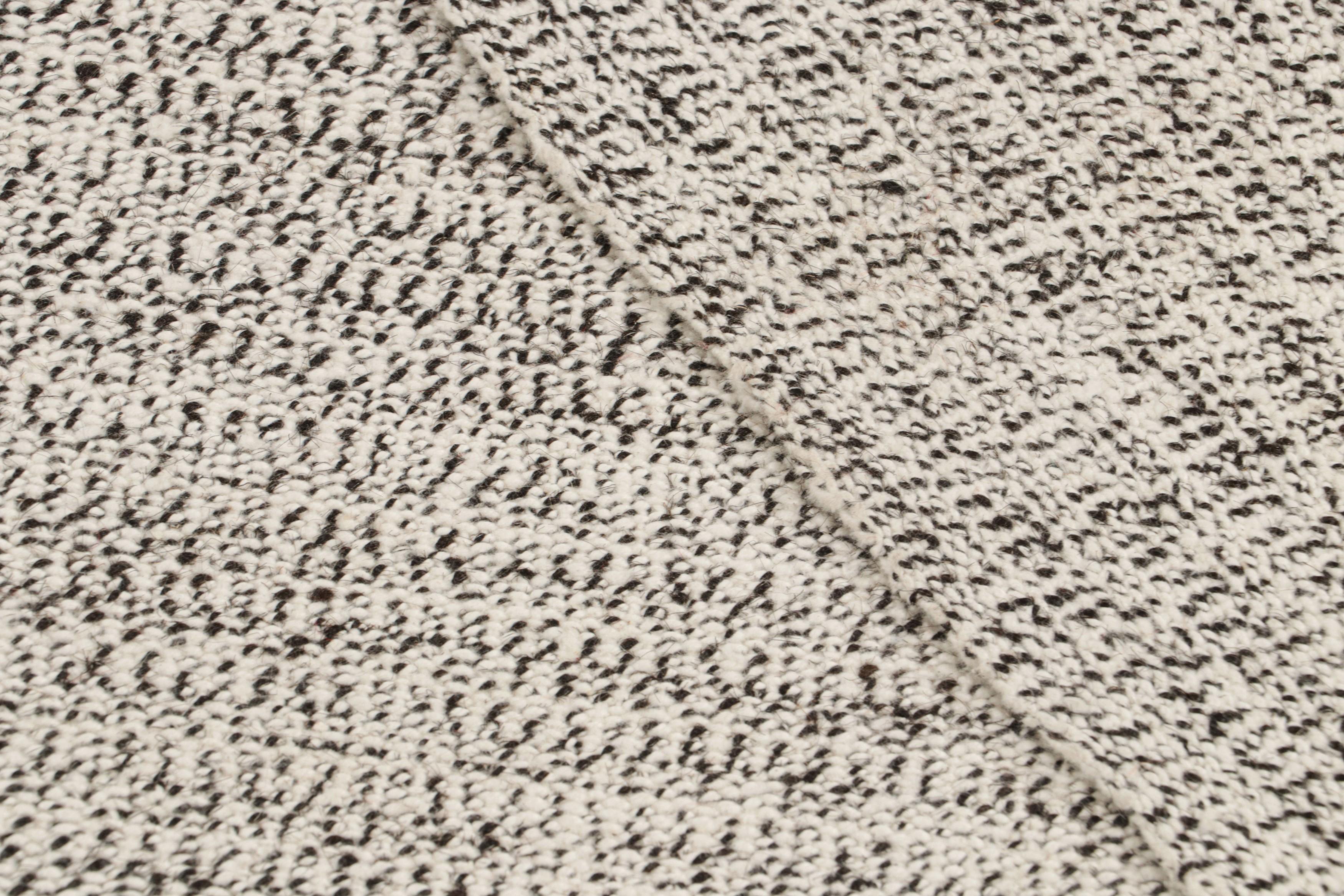 Türkischer zeitgenössischer grauer Kelim-Teppich mit abstraktem Muster von Teppich & Kelim im Angebot 1